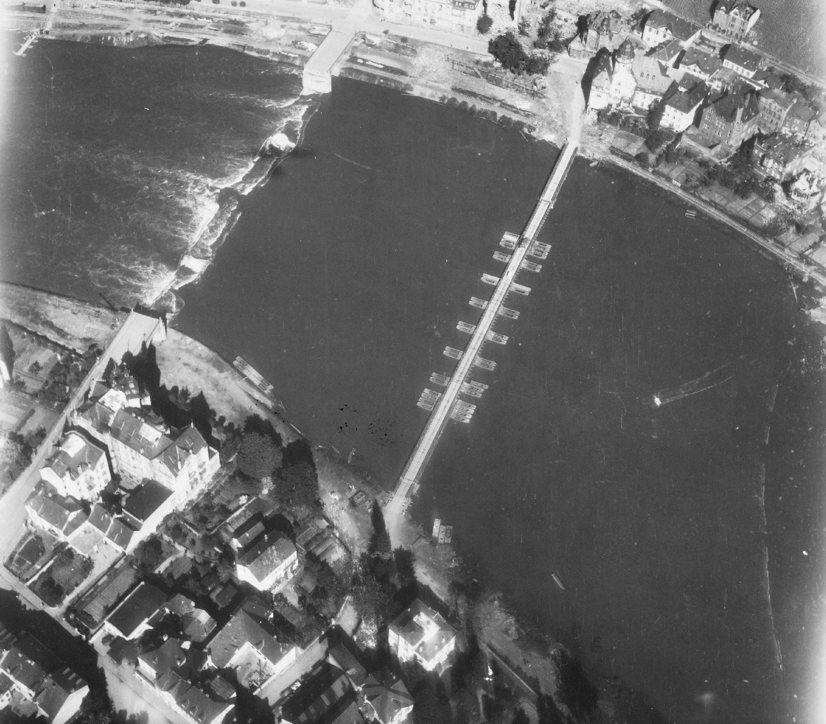 Luftbild von Bernkastel-Kues und der am 11. März 1945 gesprengten Moselbrücke