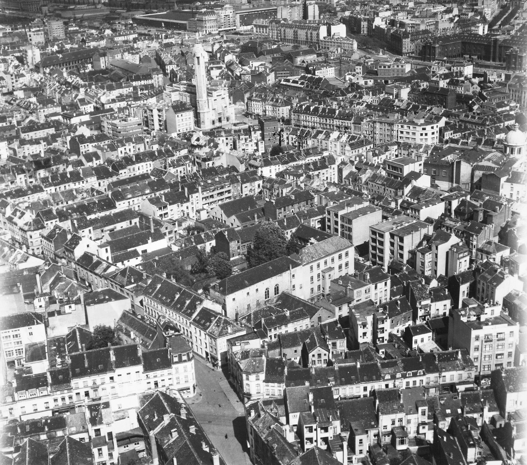 Luchtfoto Sint-Jan-de-Doperkerk in de Brusselse gemeente Sint-Jans-Molenbeek - Tweede Wereldoorlog 1945