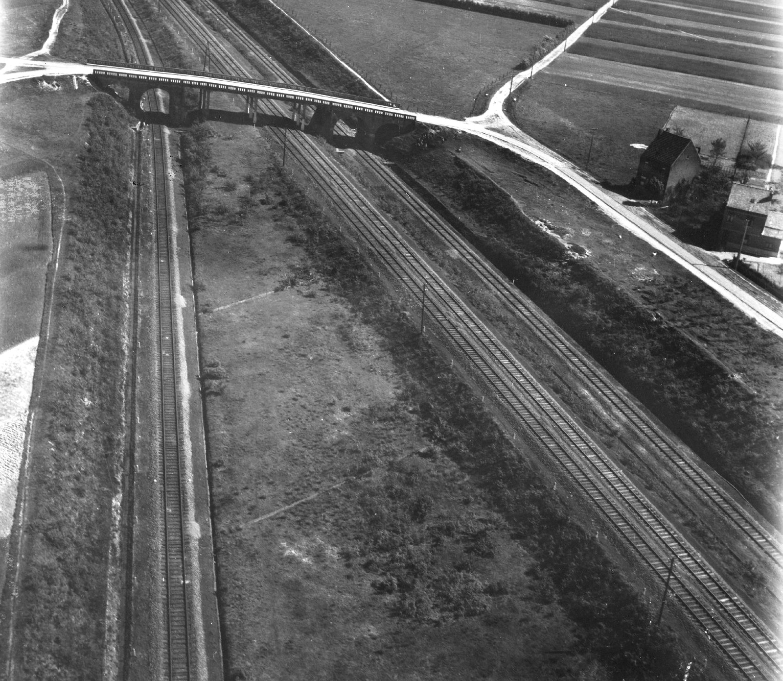 Luftbild der Eisenbahn „Nieuwbaan“ zwischen Aalst und Brüssel bei Denderleeuw (Belgien)