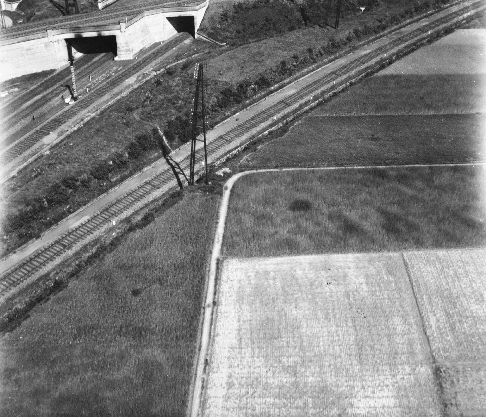 Luftbild der Bahnstrecke zwischen den Stationen Liedekerke und Essene-Lombeek bei Denderleeuw (Belgien)