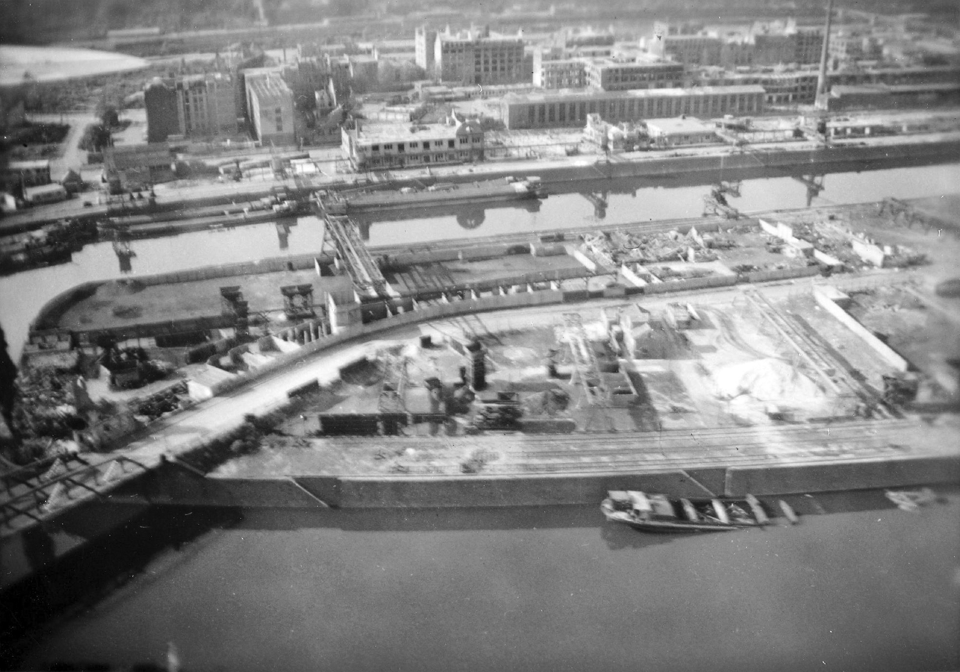 Der Frankfurter Osthafen im Zweiten Weltkrieg nach den Fliegerbomben