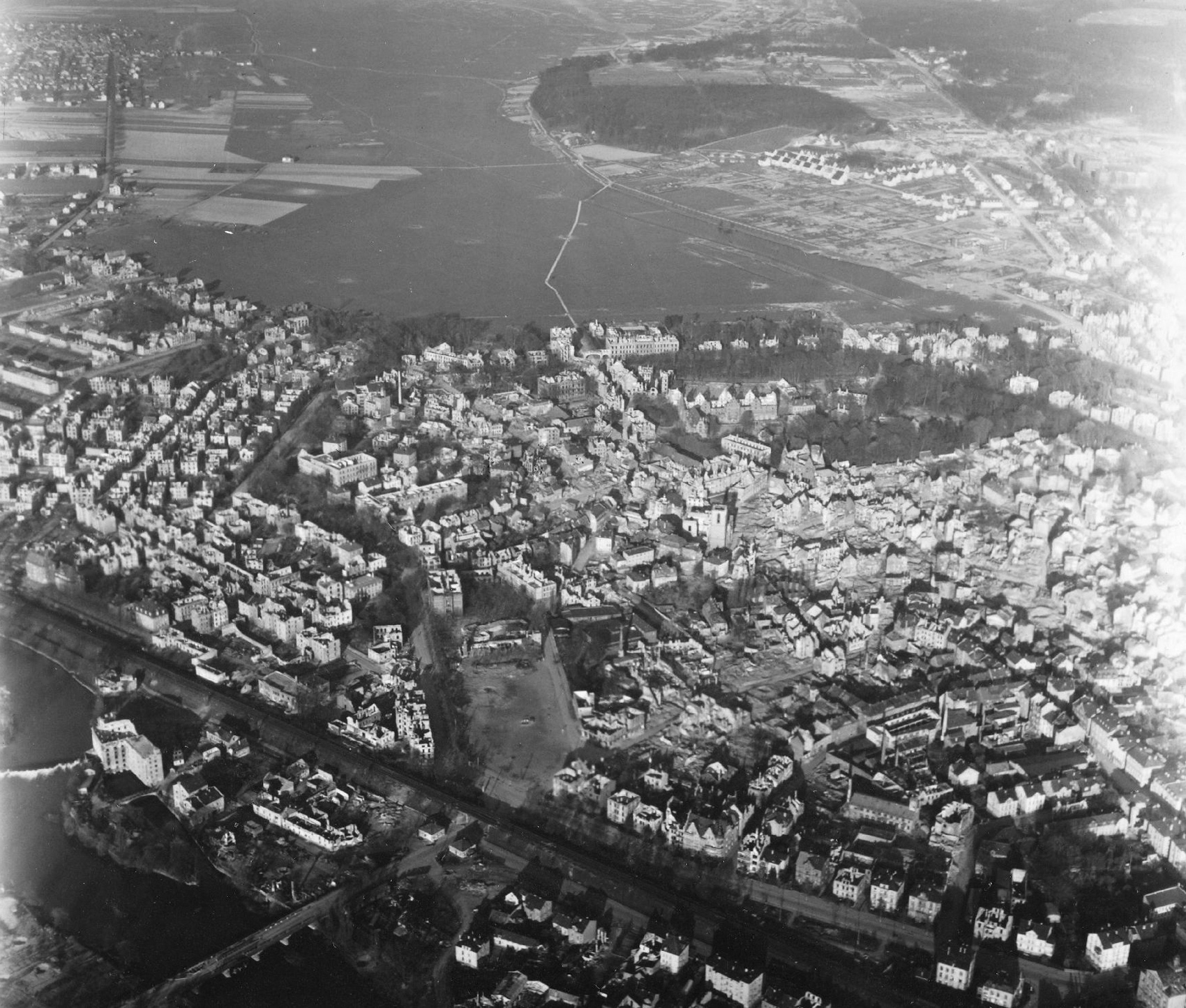 Luftbild von Gießen aus dem Mai 1945: Sachsenhäuser Brücke, Lahn und Kinkels Mühle