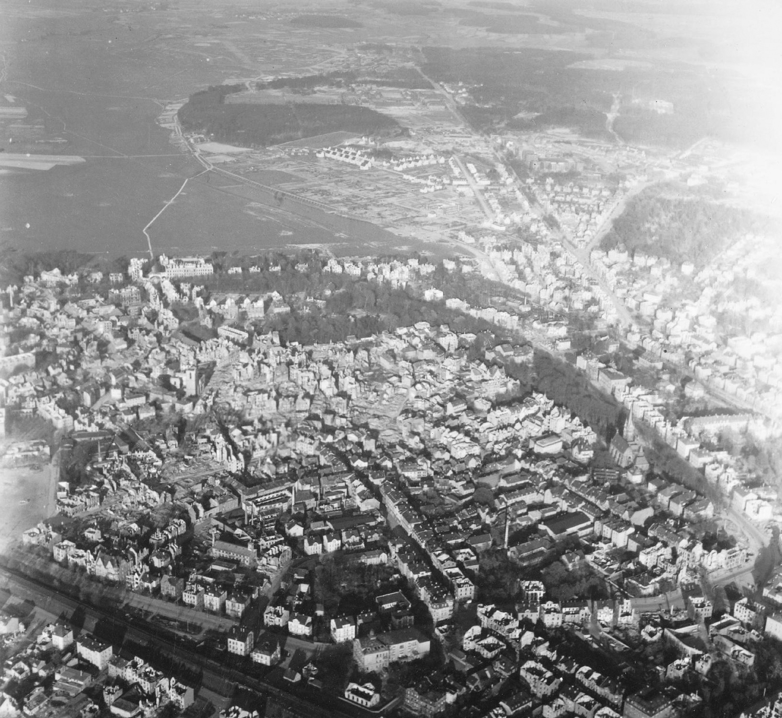 Luftbild von Gießen mit Johanneskirche und Stadttheater aus dem Mai 1945