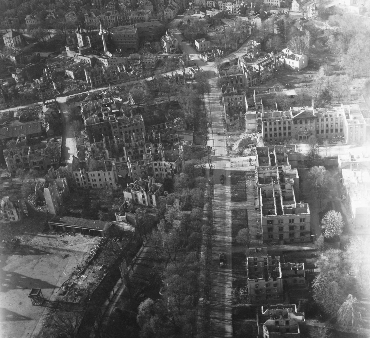 Gießen nach den Weltkriegsbomben im Mai 1945: Luftbild von Landgericht und Amtsgericht sowie Gießener Brauhaus