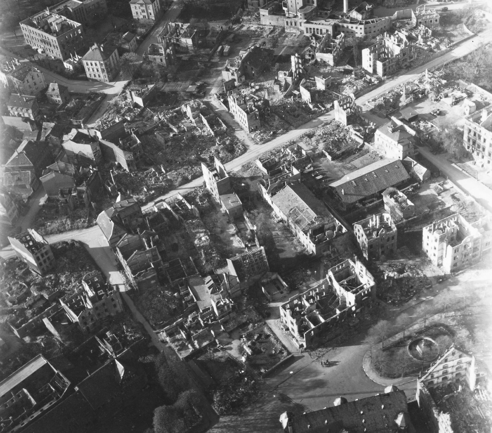 Luftbild von Gießen und seinen Ruinen nach dem Weltkrieg: Landgraf-Philipp-Platz, Brandgasse, Braugasse und Zeughaus im Mai 1945