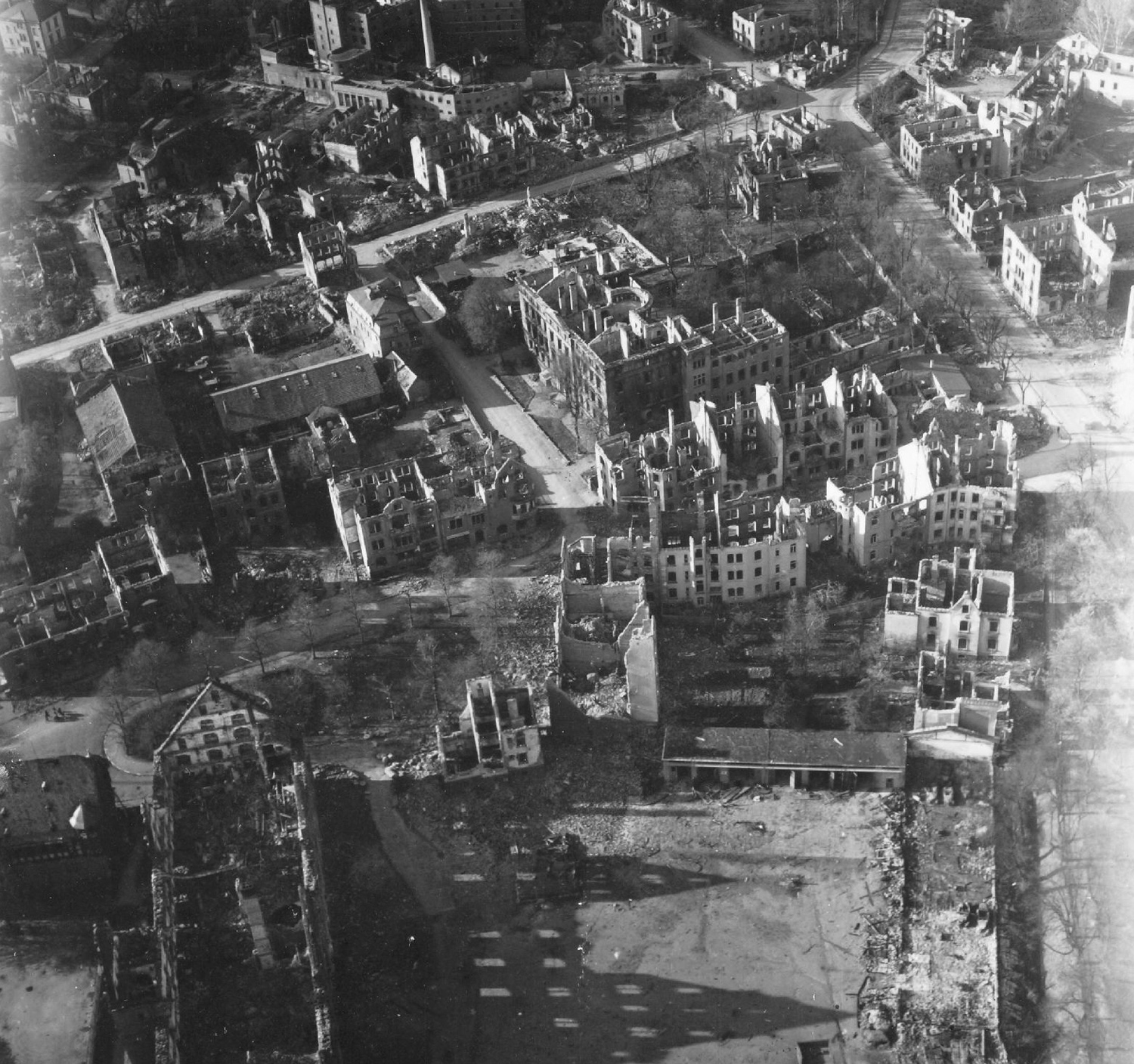 Gießen im Zweiten Weltkrieg - Luftbild Landgraf-Philipp-Platz, Neues Schloß und Zeughaus