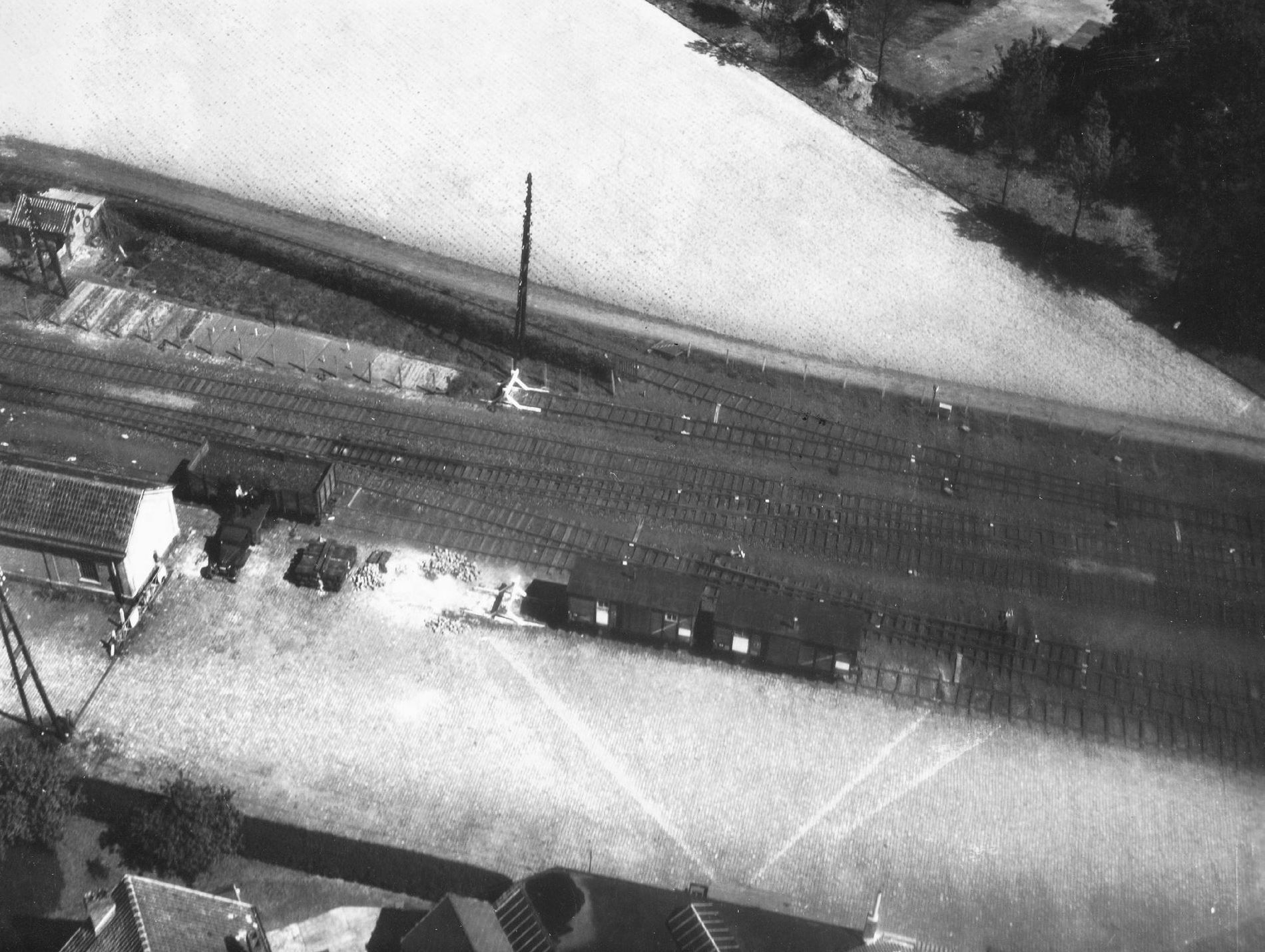 Unbekanntes Luftbild 1945 (Zweiter Weltkrieg): Güterbahnhof, vermutlich Niederlande