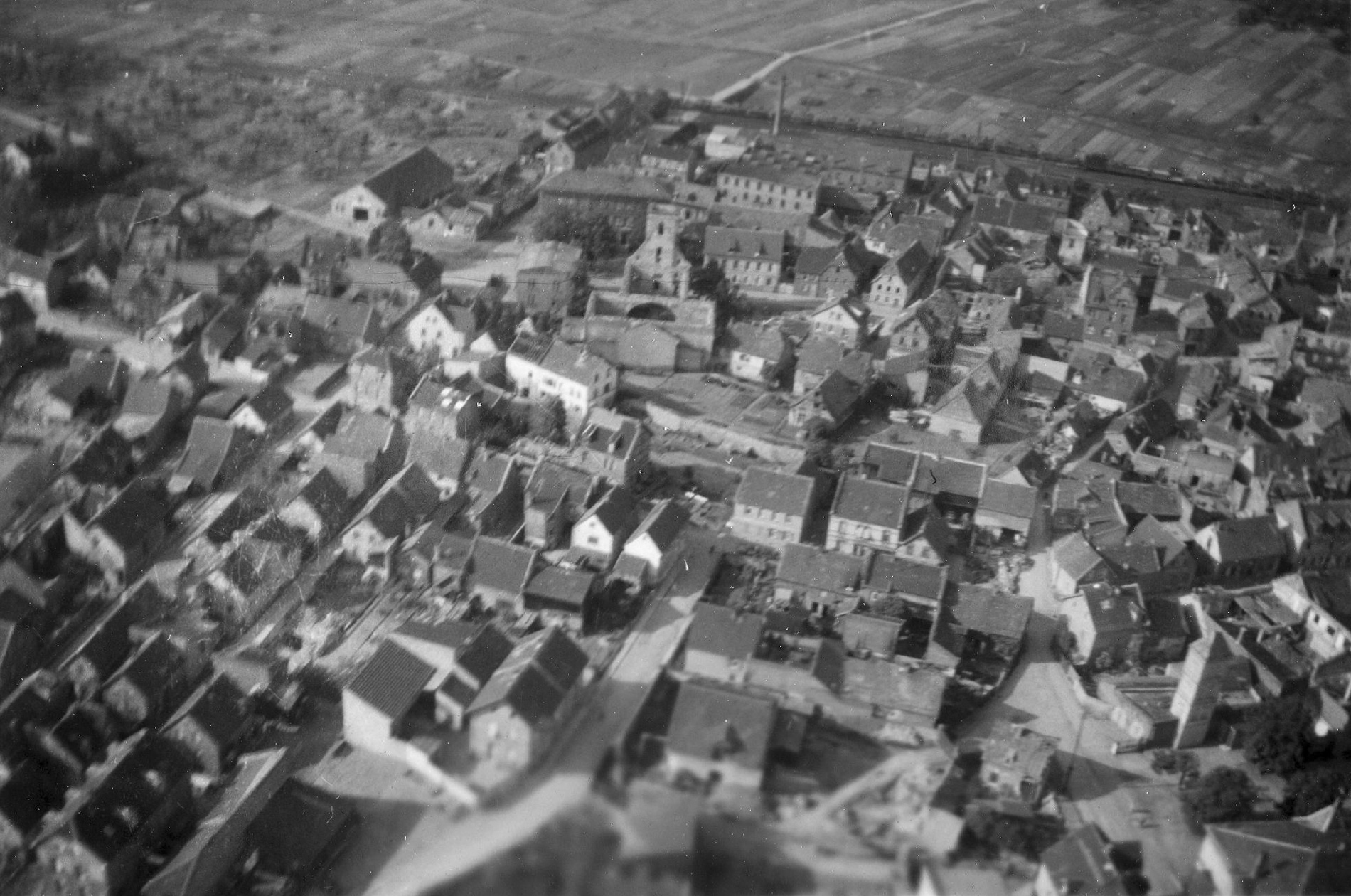 Mainz Luftaufnahme vom Stadtteil Mombach nach den Bombenangriffen im Zweiten Weltkrieg