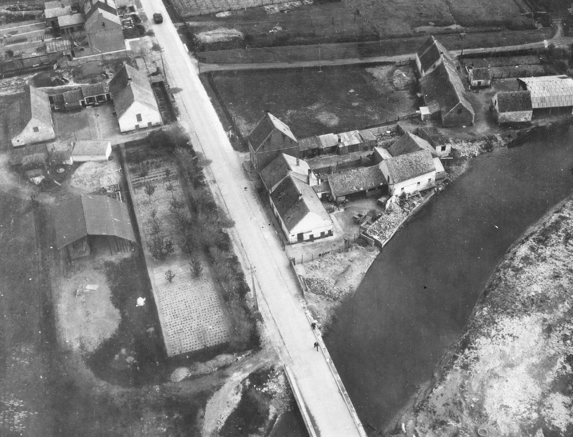Luftbild der Zandvoordestraat vor der Brücke über den Gauwelozekreek mit Panzer in Ostende (Belgien)
