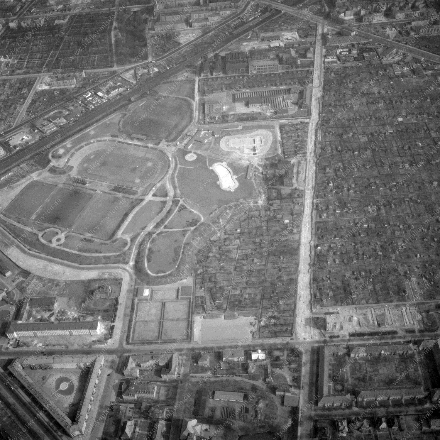Alte Fotos und Luftbilder von Berlin - Luftbildaufnahme Nr. 01 - Historische Luftaufnahmen von West-Berlin aus dem Jahr 1954 - Flugstrecke Bravo