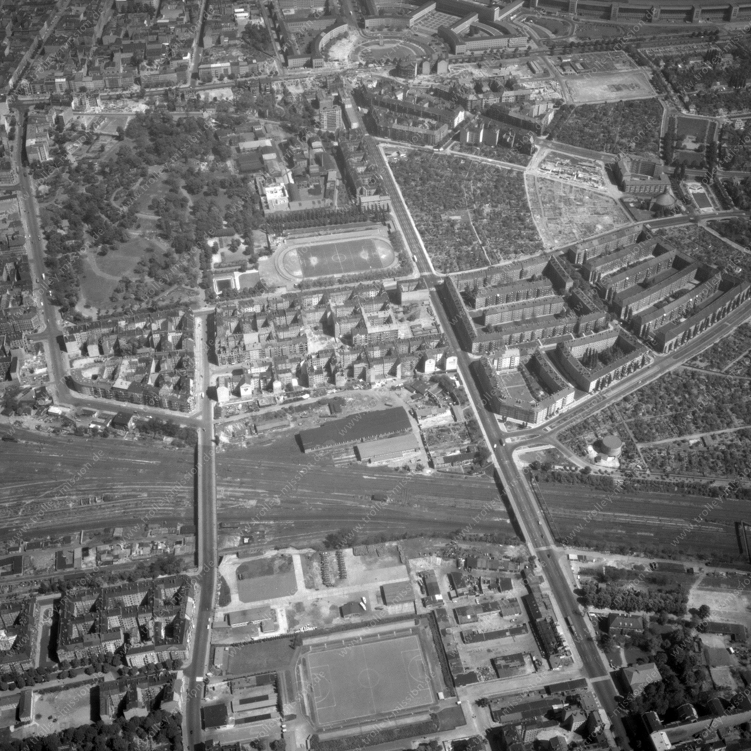Alte Fotos und Luftbilder von Berlin - Luftbildaufnahme Nr. 01 - Historische Luftaufnahmen von West-Berlin aus dem Jahr 1954 - Flugstrecke Hotel