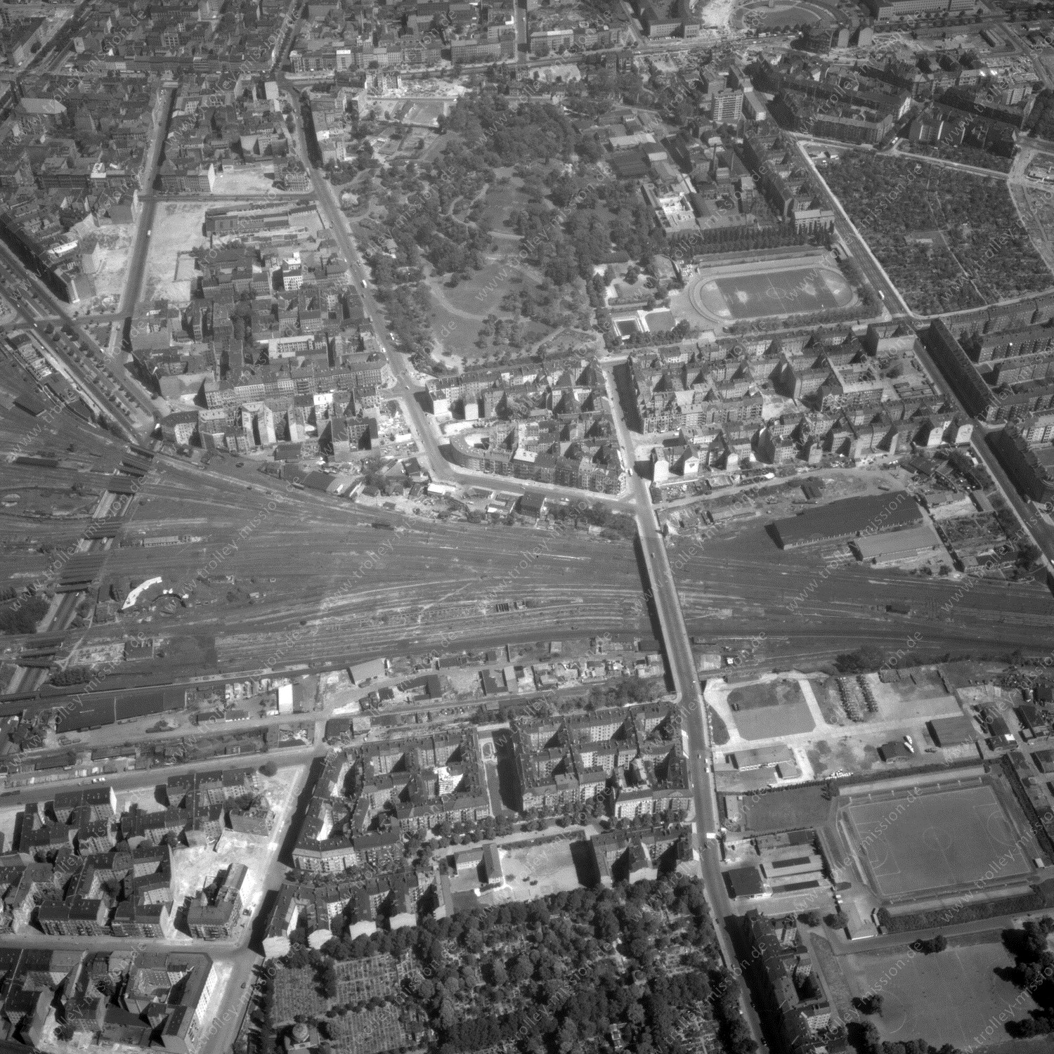 Alte Fotos und Luftbilder von Berlin - Luftbildaufnahme Nr. 02 - Historische Luftaufnahmen von West-Berlin aus dem Jahr 1954 - Flugstrecke Hotel