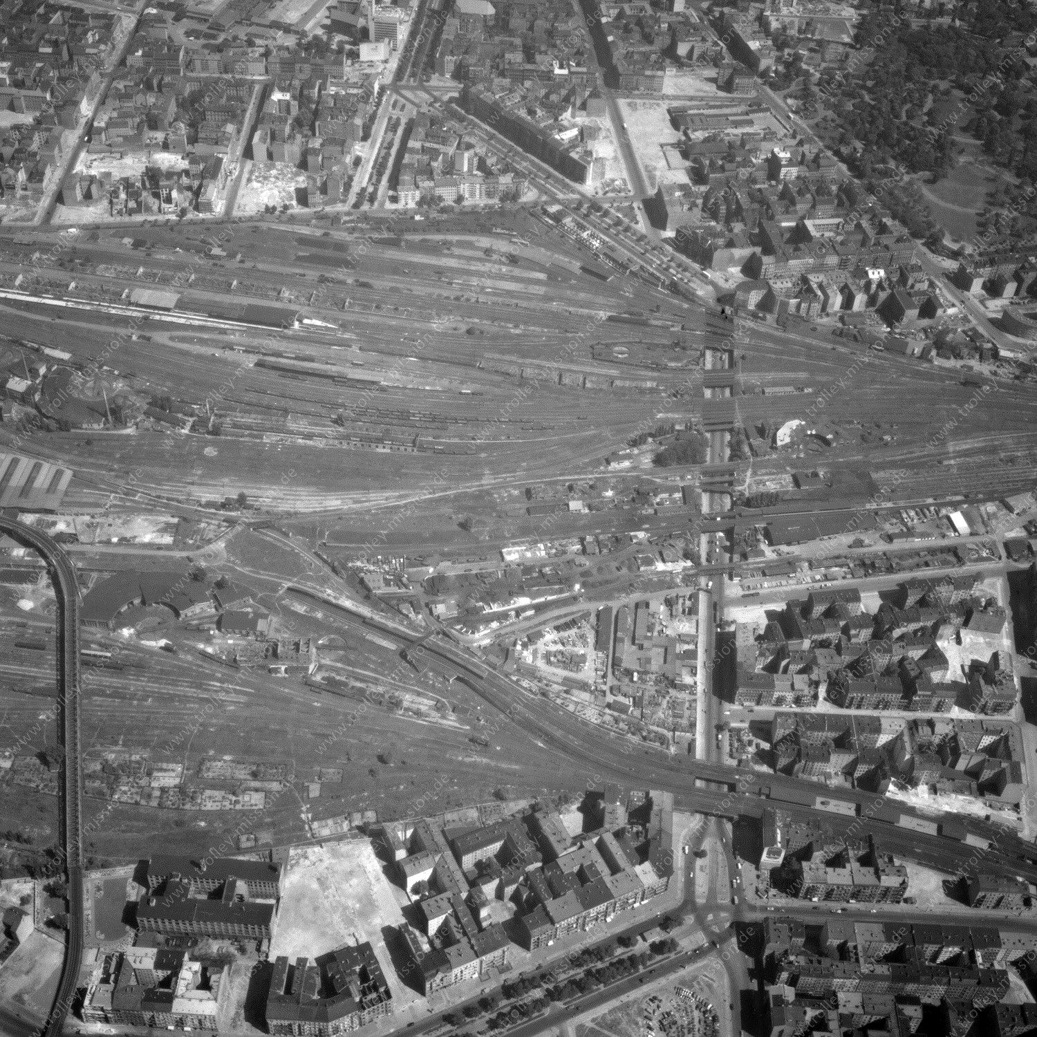 Alte Fotos und Luftbilder von Berlin - Luftbildaufnahme Nr. 04 - Historische Luftaufnahmen von West-Berlin aus dem Jahr 1954 - Flugstrecke Hotel