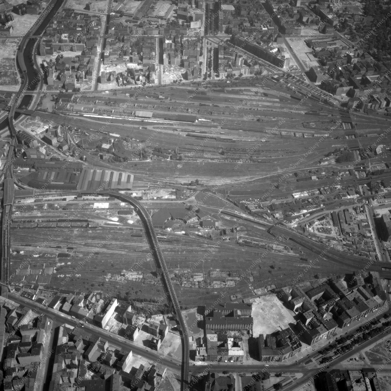 Alte Fotos und Luftbilder von Berlin - Luftbildaufnahme Nr. 05 - Historische Luftaufnahmen von West-Berlin aus dem Jahr 1954 - Flugstrecke Hotel