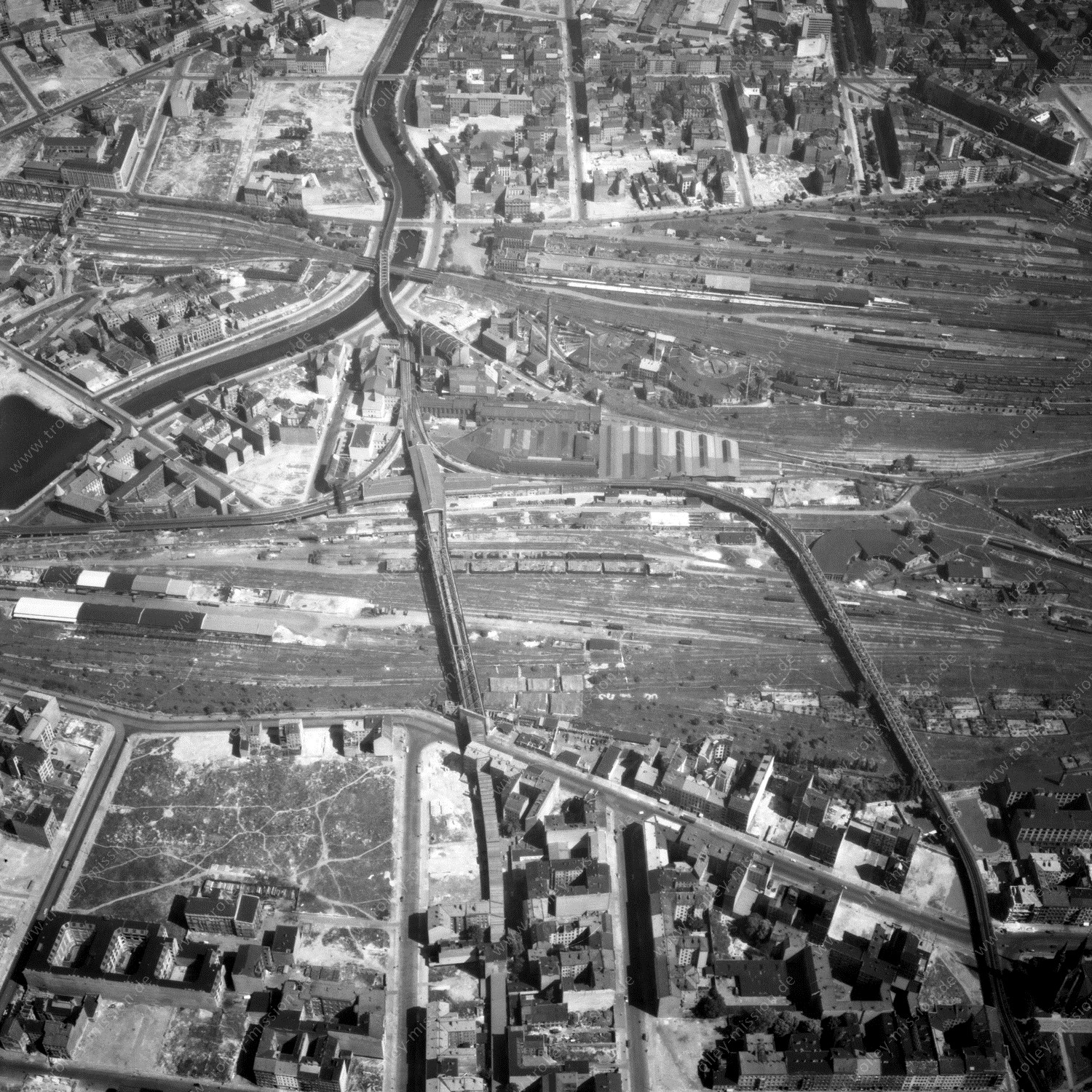 Alte Fotos und Luftbilder von Berlin - Luftbildaufnahme Nr. 06 - Historische Luftaufnahmen von West-Berlin aus dem Jahr 1954 - Flugstrecke Hotel