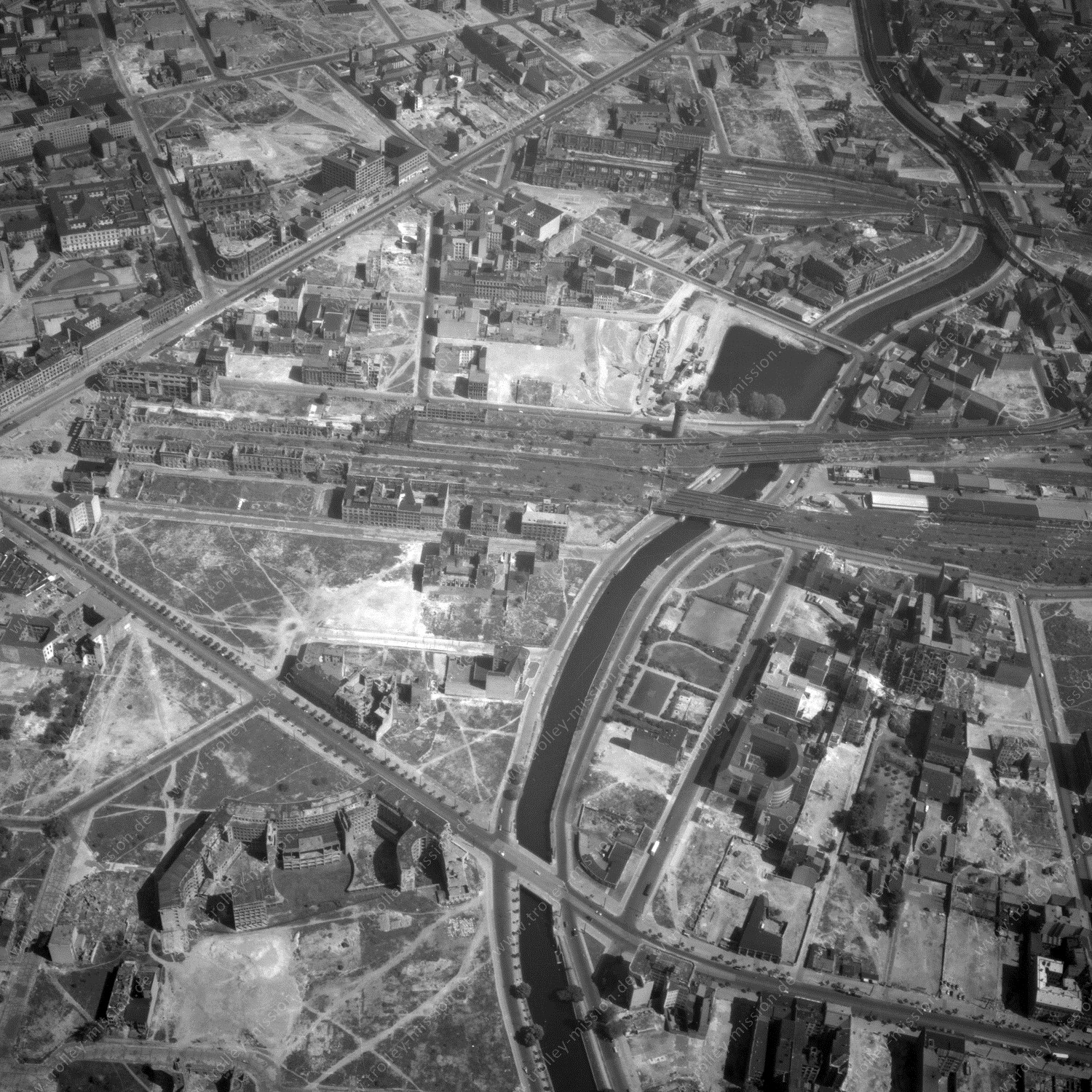 Alte Fotos und Luftbilder von Berlin - Luftbildaufnahme Nr. 09 - Historische Luftaufnahmen von West-Berlin aus dem Jahr 1954 - Flugstrecke Hotel