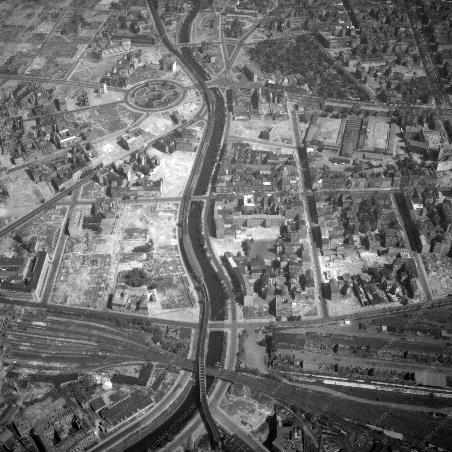 Alte Fotos und Luftbilder von Berlin - Luftbildaufnahme Nr. 06 - Historische Luftaufnahmen von West-Berlin aus dem Jahr 1954 - Flugstrecke India