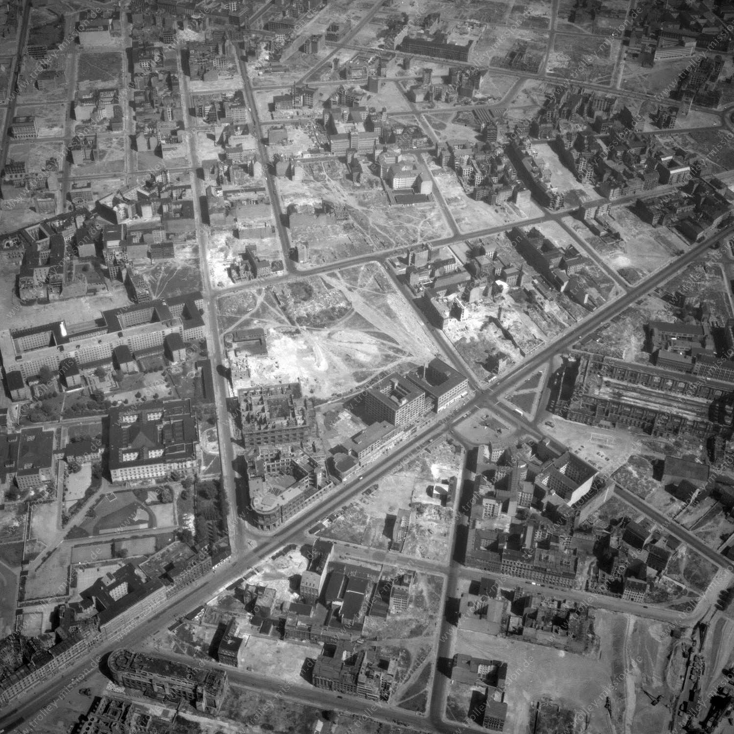 Alte Fotos und Luftbilder von Berlin - Luftbildaufnahme Nr. 09 - Historische Luftaufnahmen von West-Berlin aus dem Jahr 1954 - Flugstrecke India