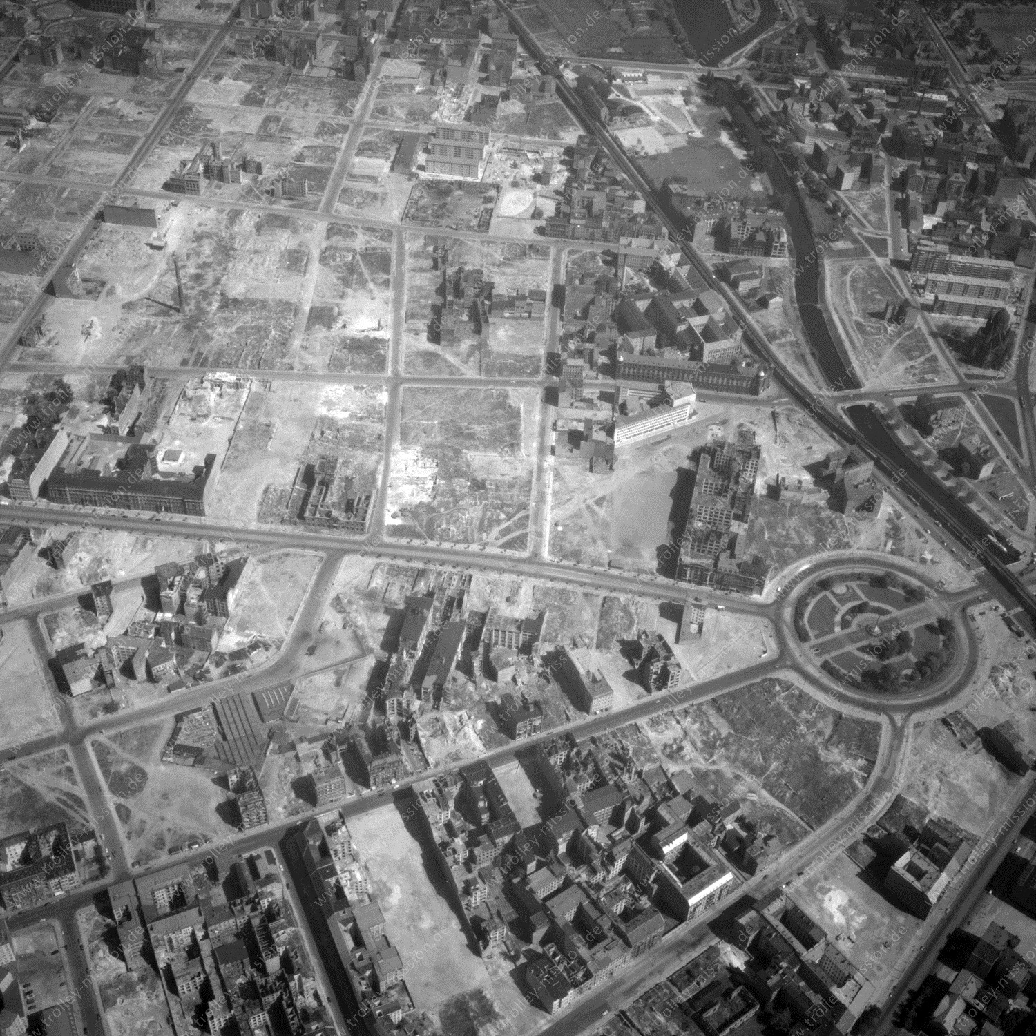 Alte Fotos und Luftbilder von Berlin - Luftbildaufnahme Nr. 08 - Historische Luftaufnahmen von West-Berlin aus dem Jahr 1954 - Flugstrecke Juliett