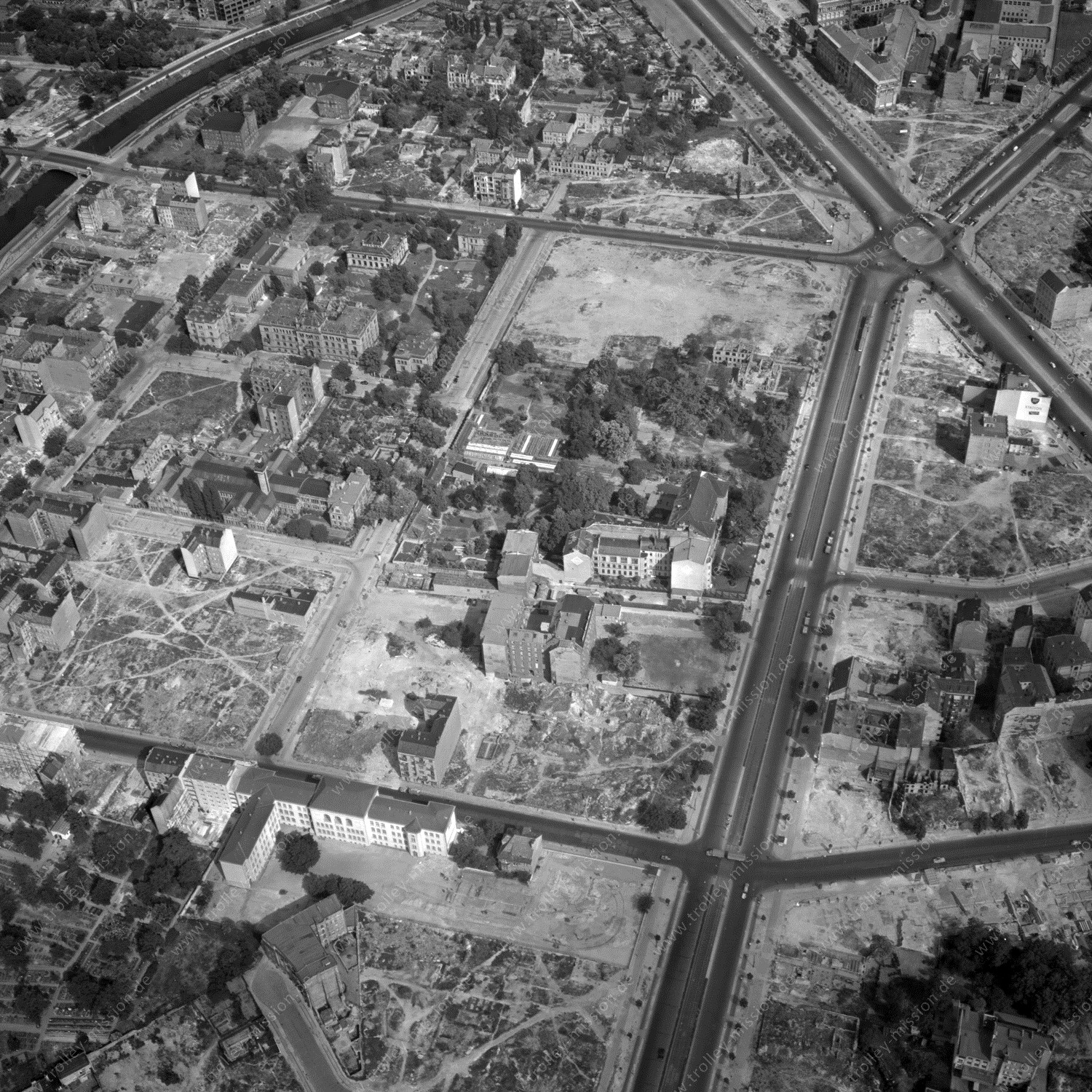 Alte Fotos und Luftbilder von Berlin - Luftbildaufnahme Nr. 06 - Historische Luftaufnahmen von West-Berlin aus dem Jahr 1954 - Flugstrecke Tango