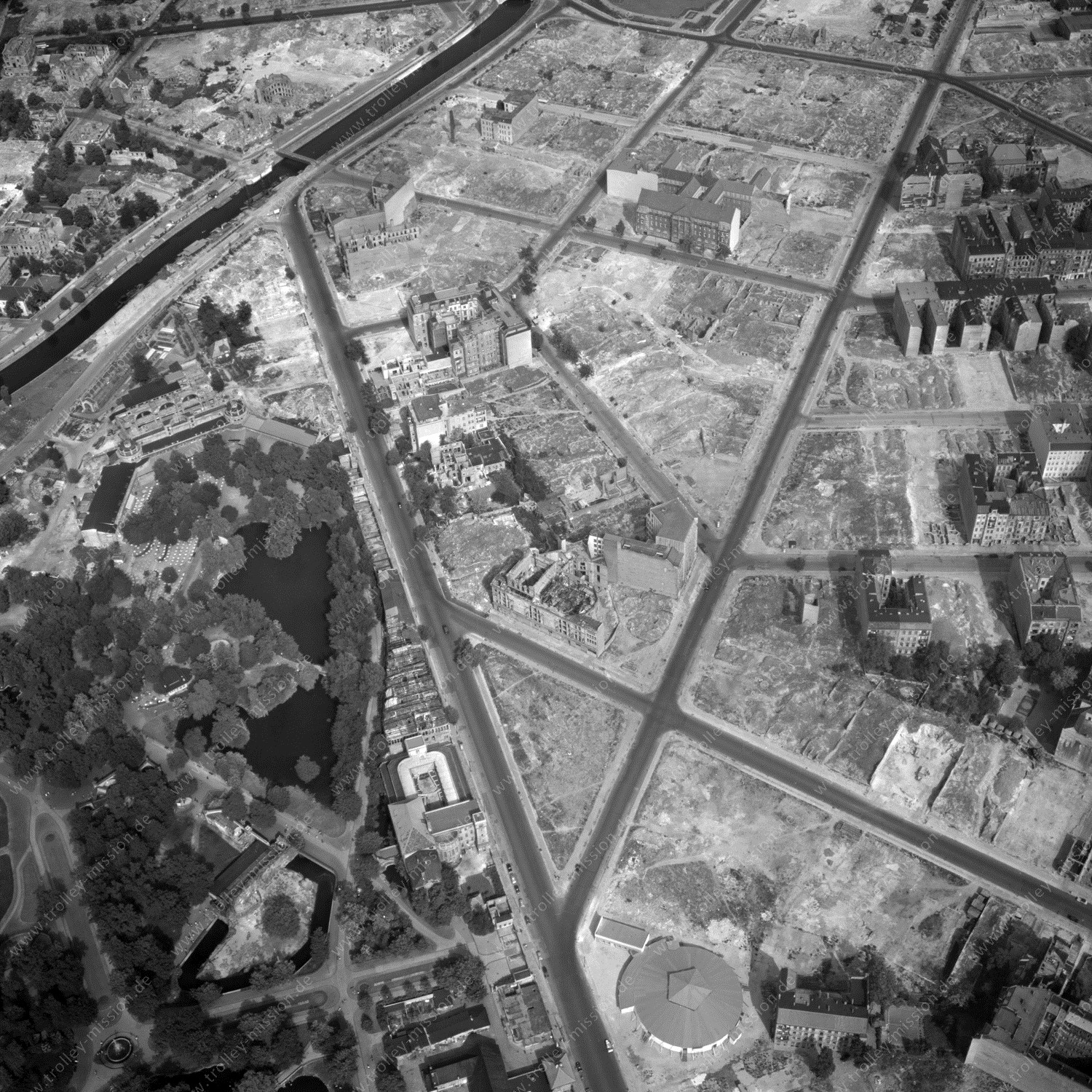 Alte Fotos und Luftbilder von Berlin - Luftbildaufnahme Nr. 01 - Historische Luftaufnahmen von West-Berlin aus dem Jahr 1954 - Flugstrecke Victor