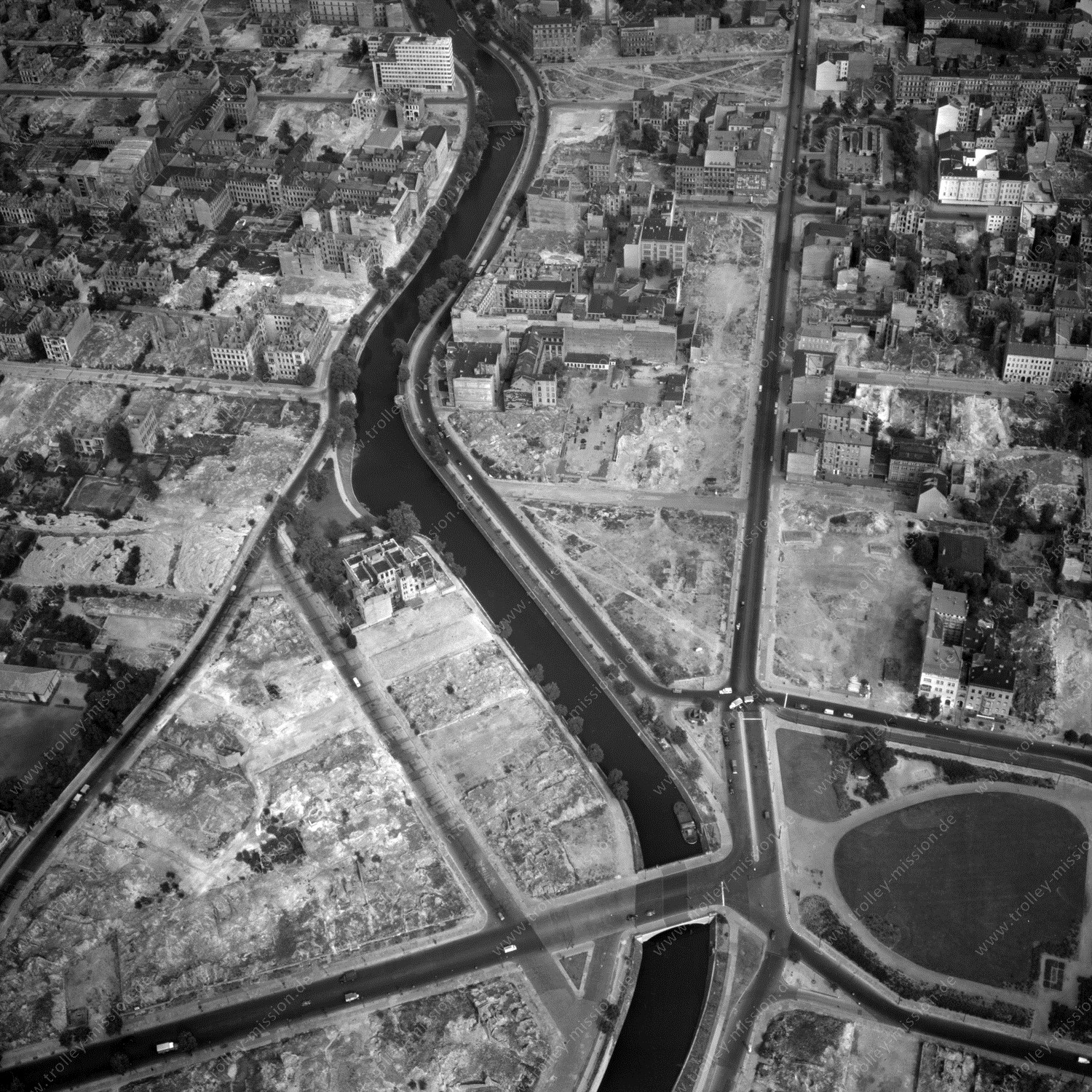Alte Fotos und Luftbilder von Berlin - Luftbildaufnahme Nr. 03 - Historische Luftaufnahmen von West-Berlin aus dem Jahr 1954 - Flugstrecke Whiskey