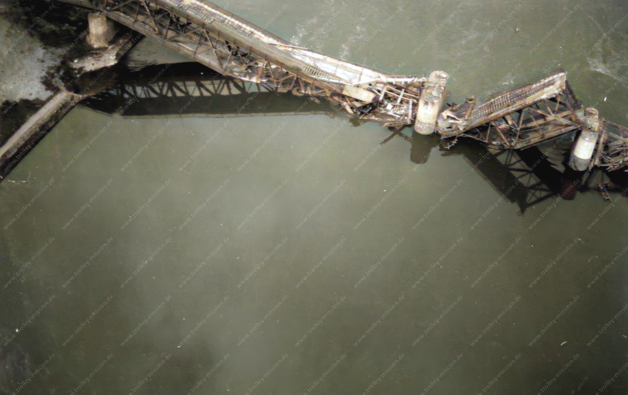 Nachträglich kolorierte Luftaufnahme: Luftbild der durch Weltkriegsbomben zerstörten Moselbrücke