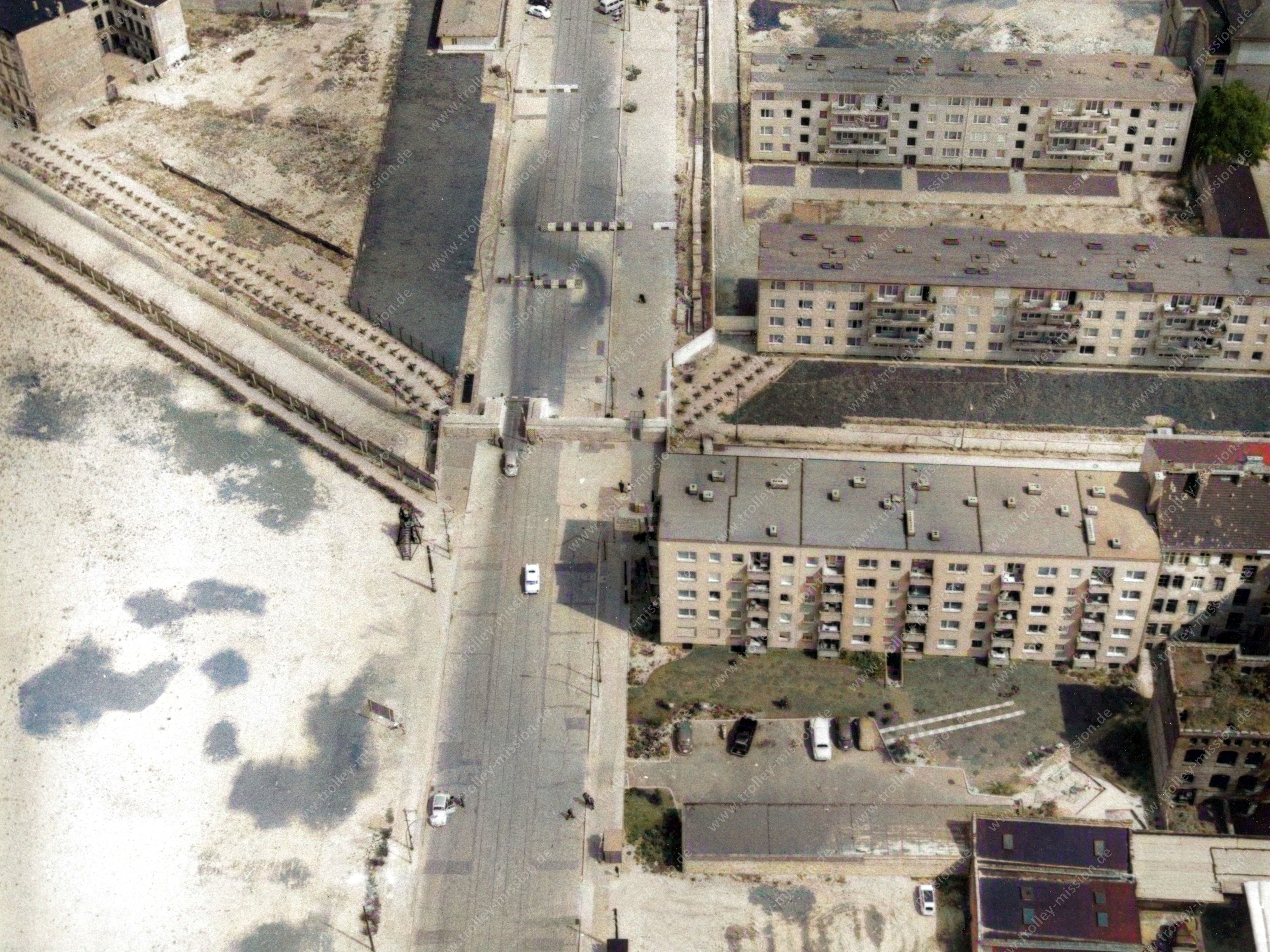 Das Luftbild zeigt den ehemaligen Grenzübergang in der Heinrich-Heine Straße in Berlin.