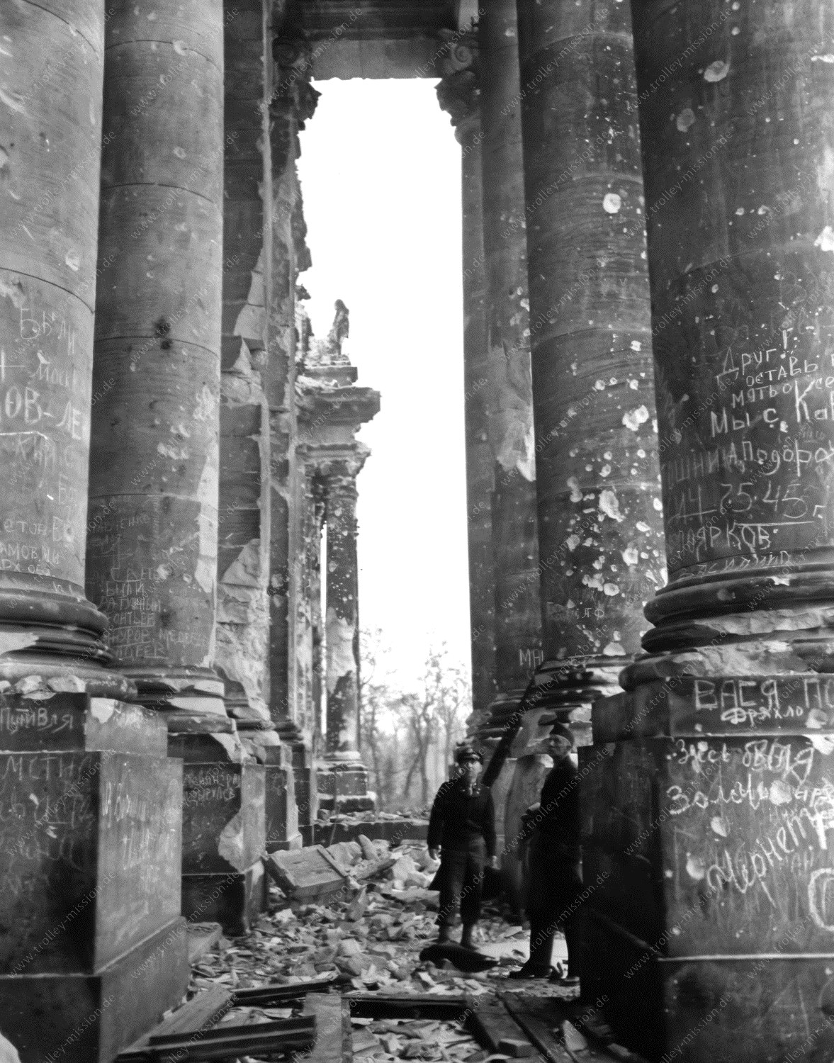Säulen am Eingangsportal zum Reichstag in Berlin - Historisches Foto nach dem Zweiten Weltkrieg