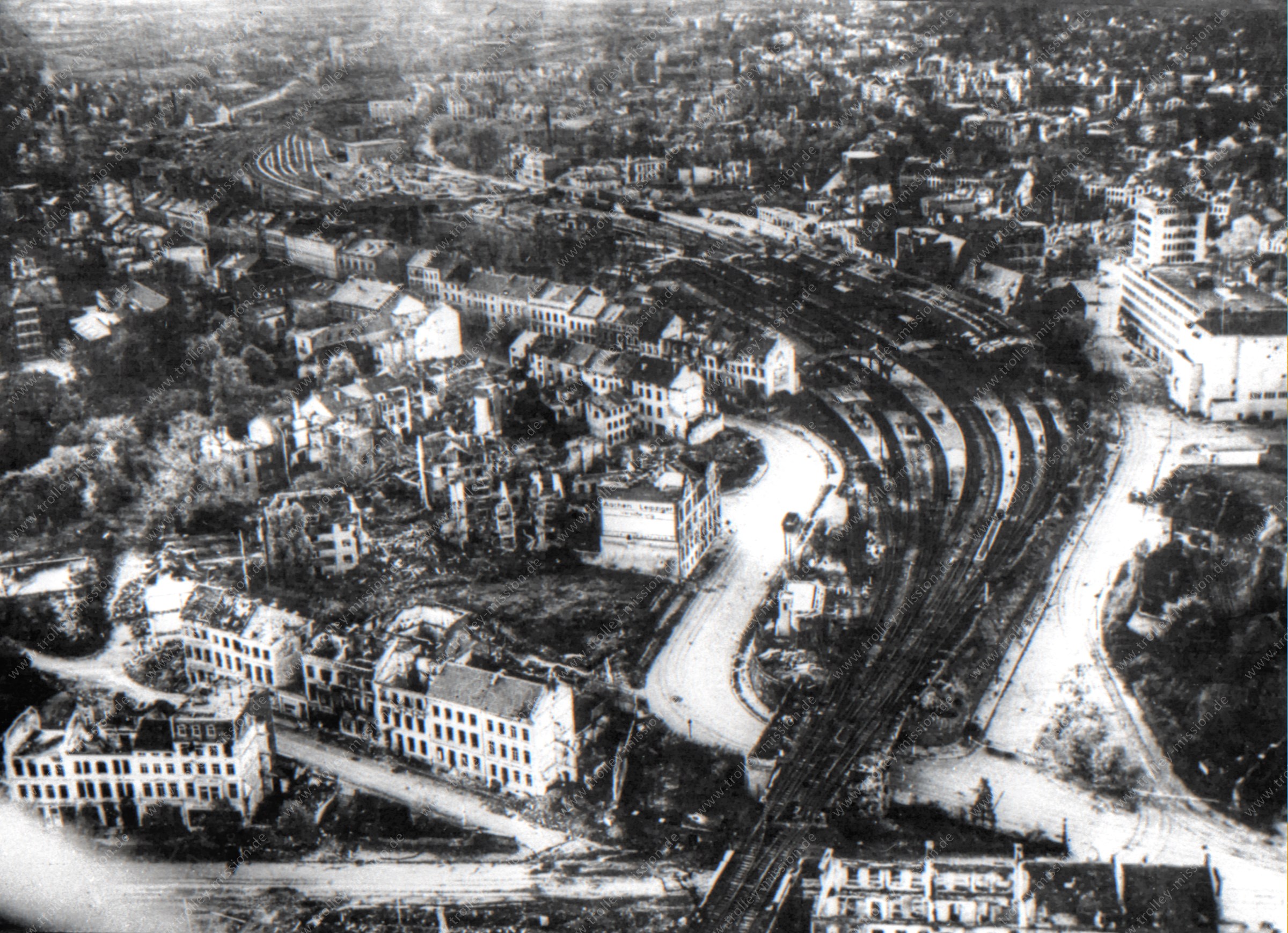 Luftaufnahme von Aachen Hauptbahnhof und Haus Grenzwacht nach den Bombenangriffen des Zweiten Weltkriegs im Mai 1945