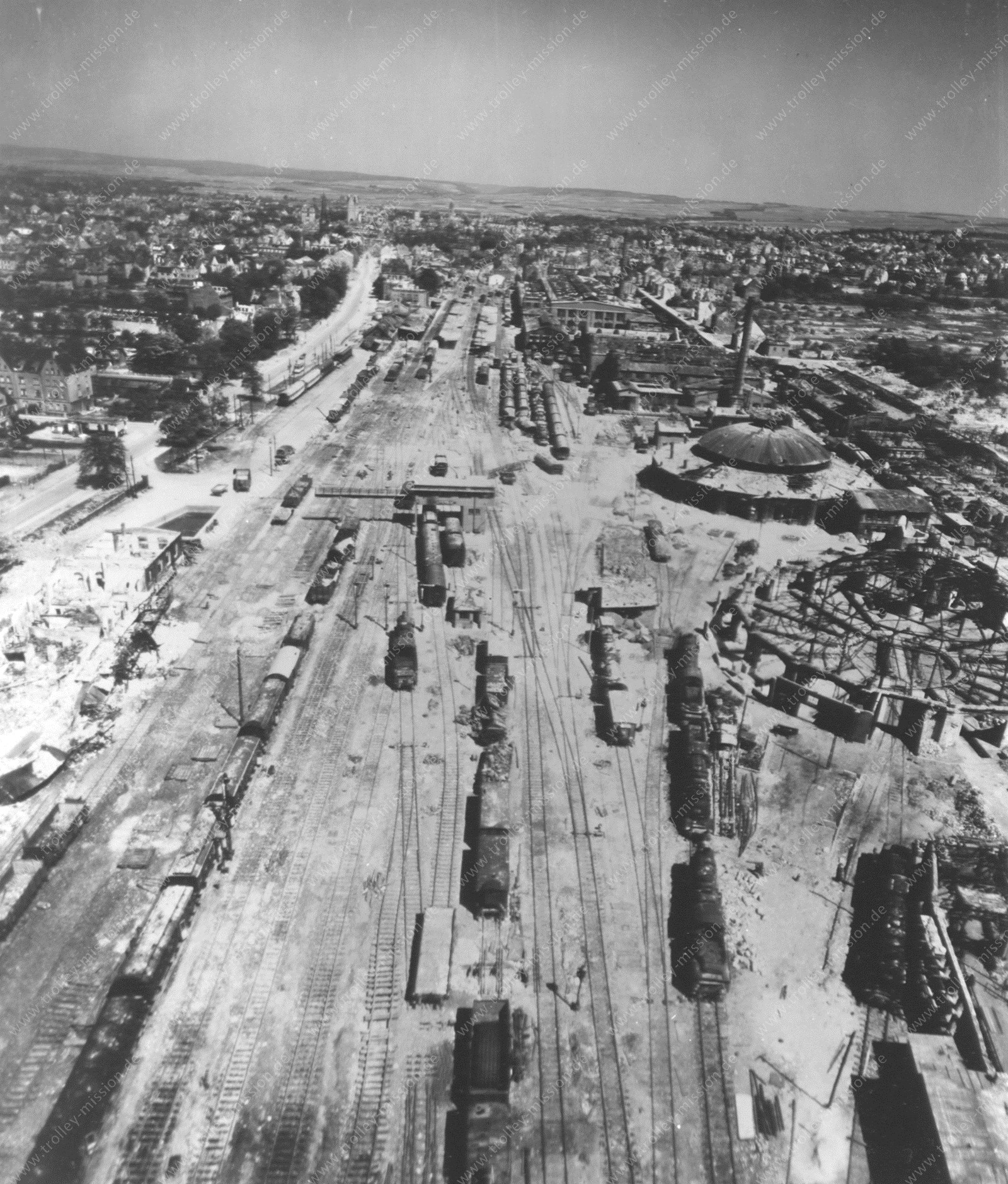 Paderborn Hauptbahnhof 1945 - Luftbild der Eisenbahnwerkstätten mit Rundhaus (Lokschuppen) und Dampflok-Ausbesserungswerk