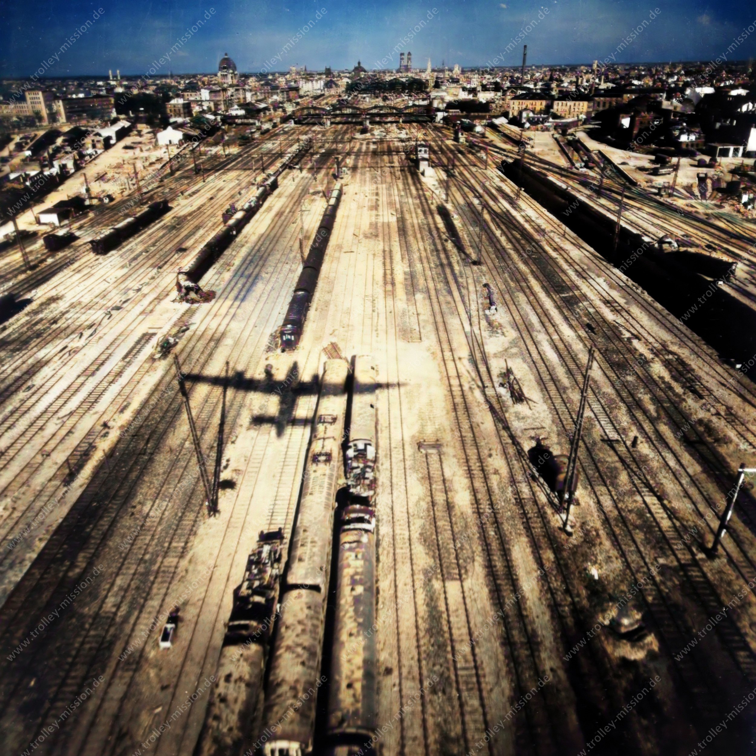 Das Luftbild aus dem Zweiten Weltkrieg entstand im Tiefflug über dem Gleisvorfeld des Münchener Hauptbahnhofes
