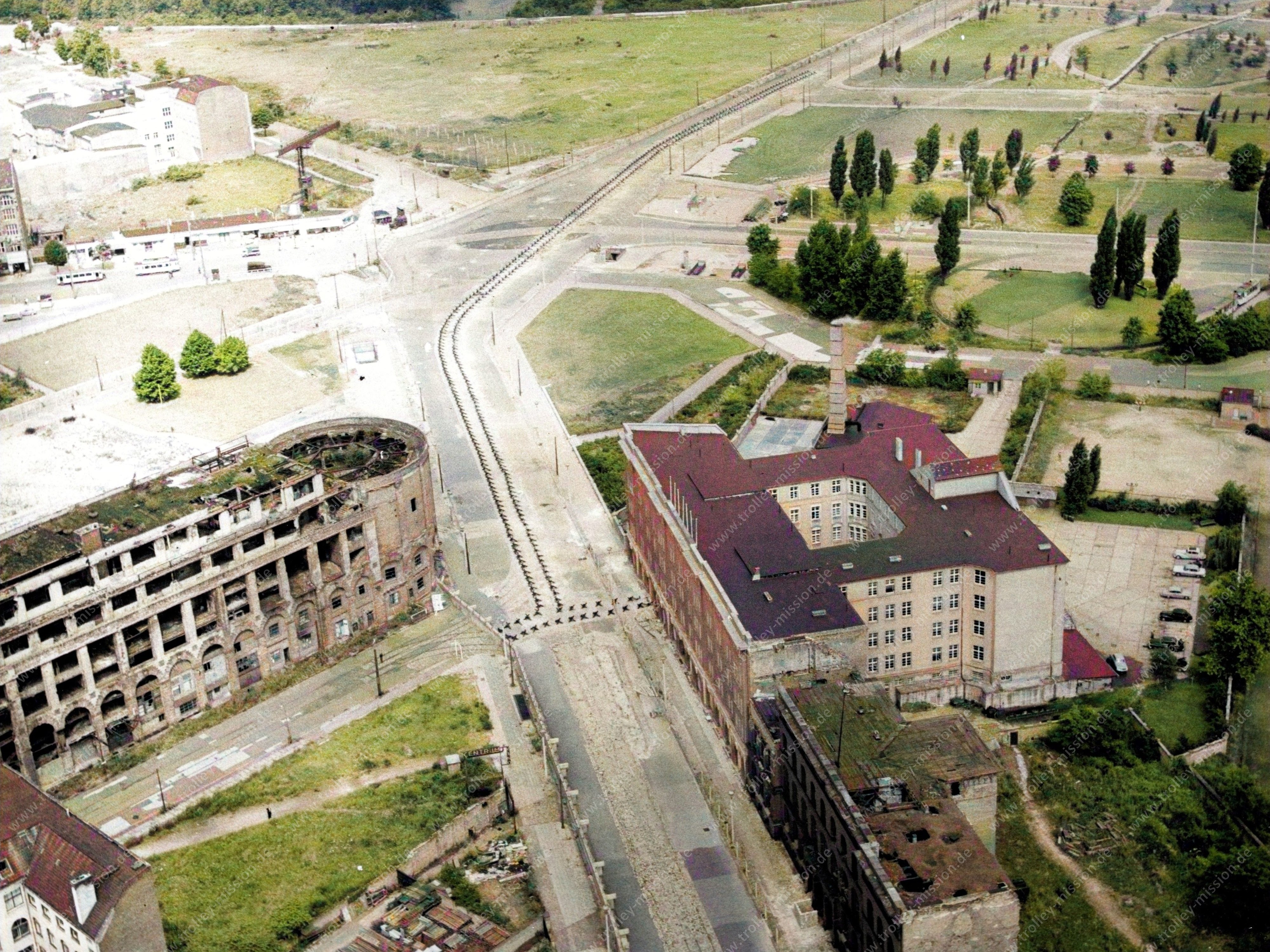 Die Luftaufnahme zeigt auf der linken Seite das „Haus Vaterland“, ursprünglich „Haus Potsdam“, direkt neben dem Potsdamer Bahnhof am Potsdamer Platz.