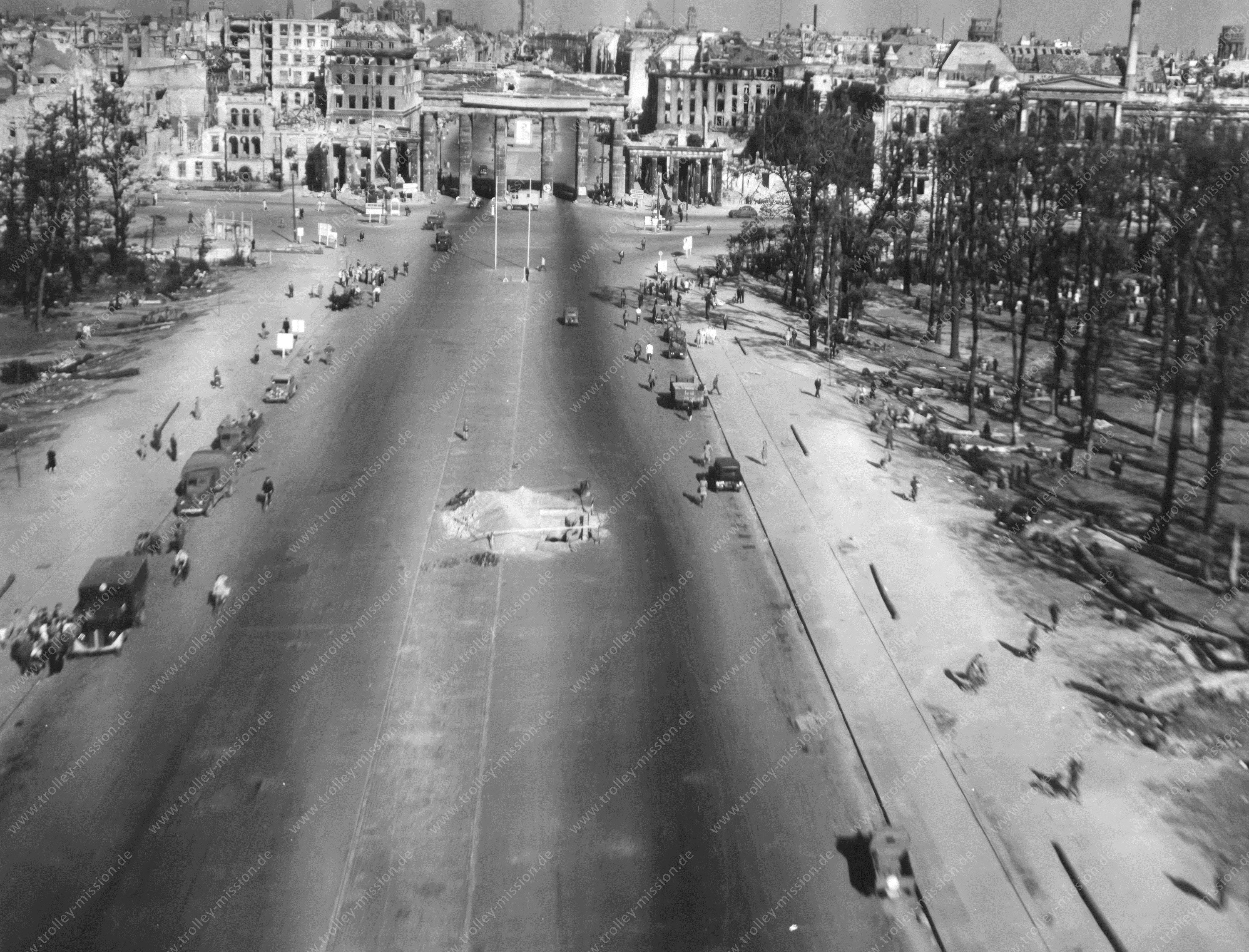 Brandenburger Tor in Berlin 1945 - Luftaufnahme im Tiefflug über die Ost-West-Achse und den Pariser Platz