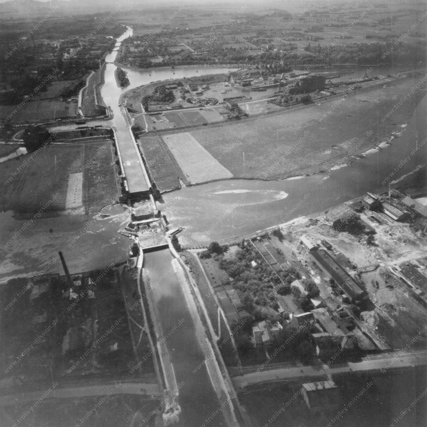 Wasserstraßenkreuz Minden 1945 - Luftbild des zerstörten Mittellandkanal