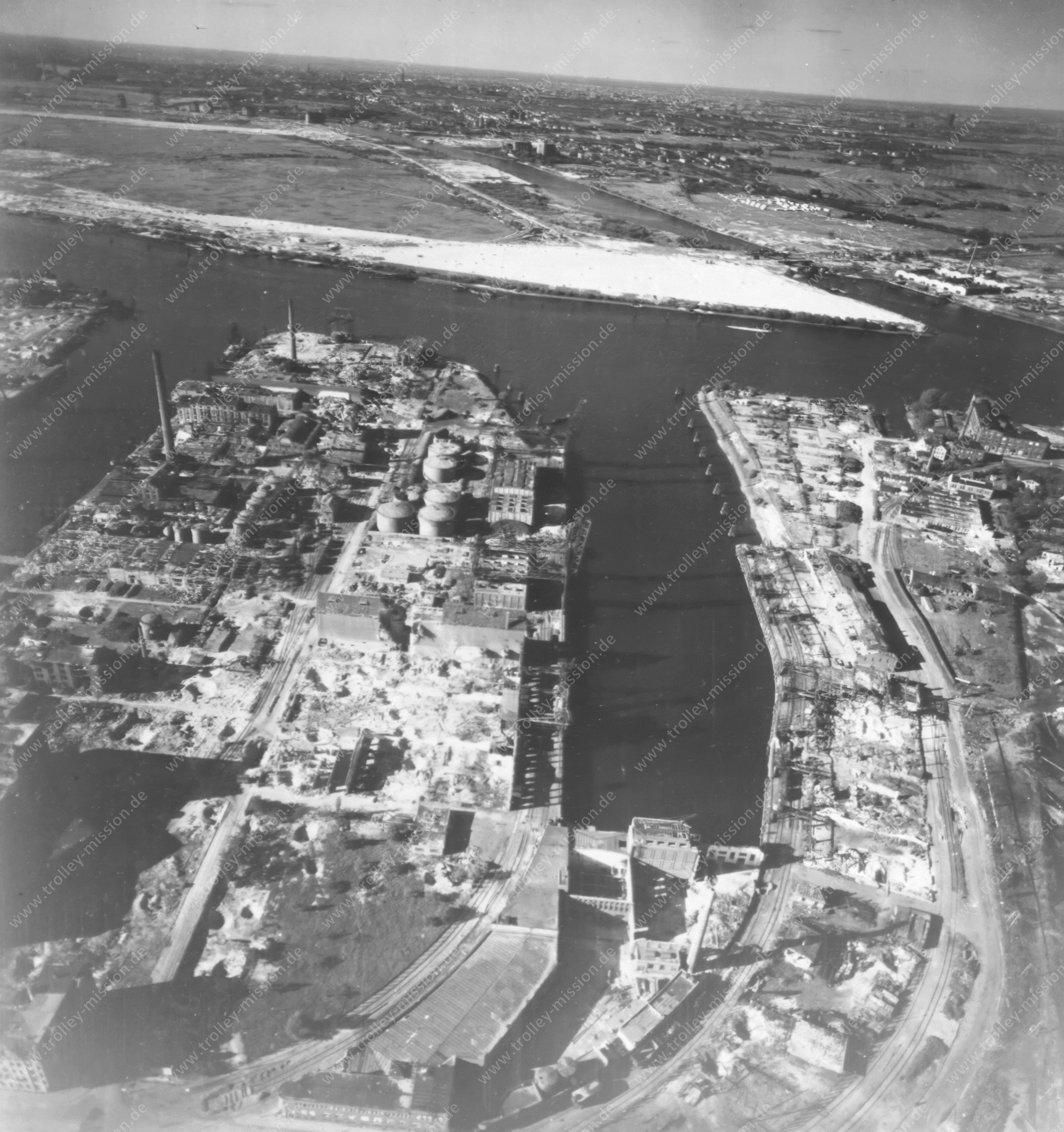 Historisches Luftbild von Harburg 1945 mit Seehafen 1 und Fabrik der Firma Hamburger Leistungsfutter sowie Reiherstieg Schleuse