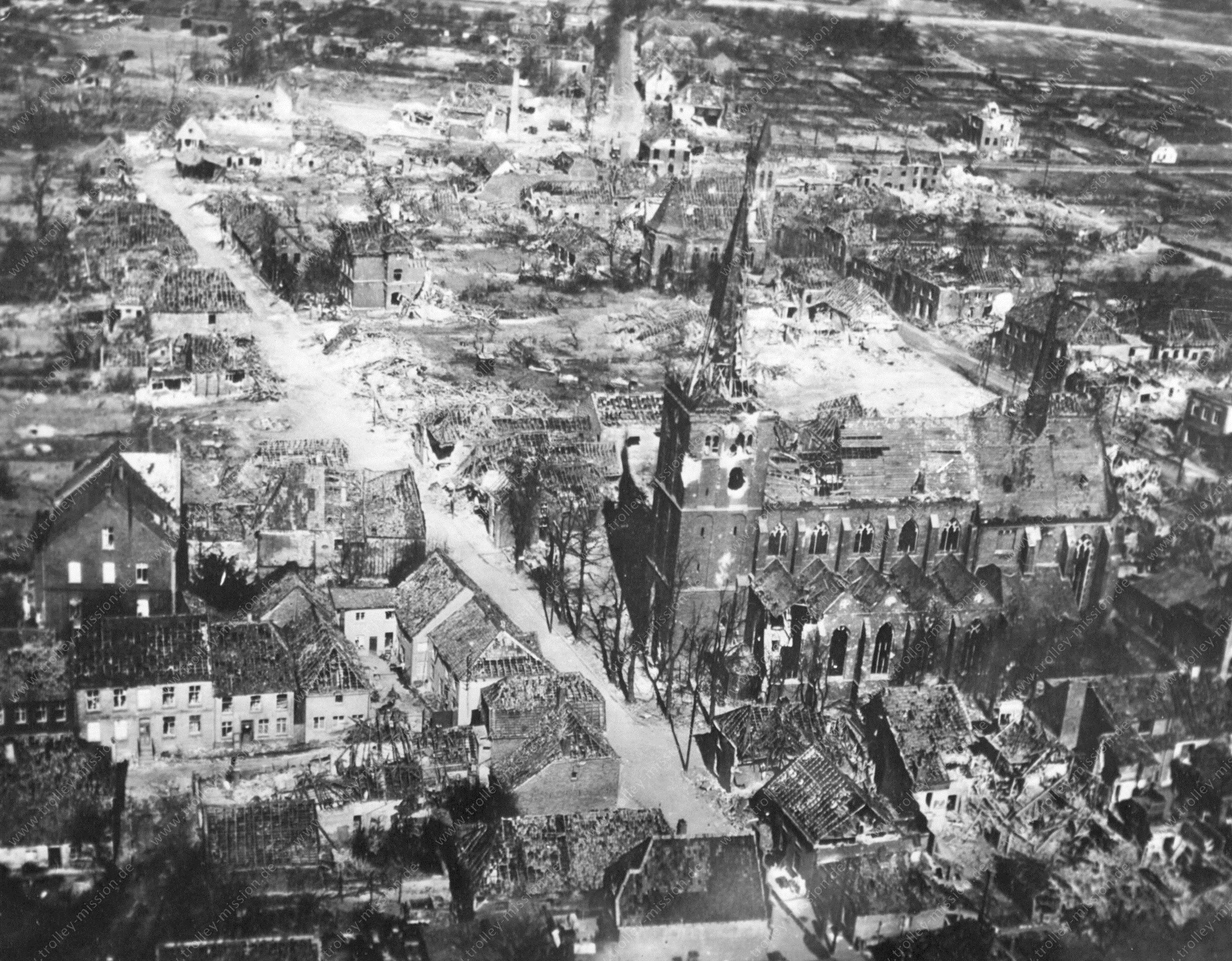 Luftaufnahme von Sonsbeck und Magdalenenkirche im Zweiten Weltkrieg