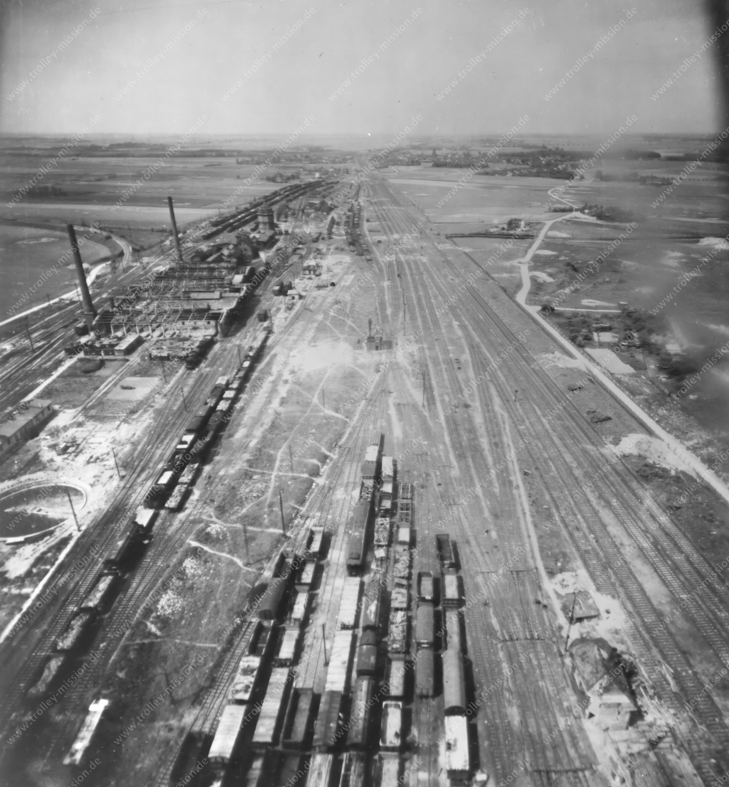 Luftbildaufnahme Bahnbetriebswerk Köln-Nippes mit Drehscheibe - heute Rheinisches Industriebahn Museum - Kölner Eisenbahngeschichte 1945