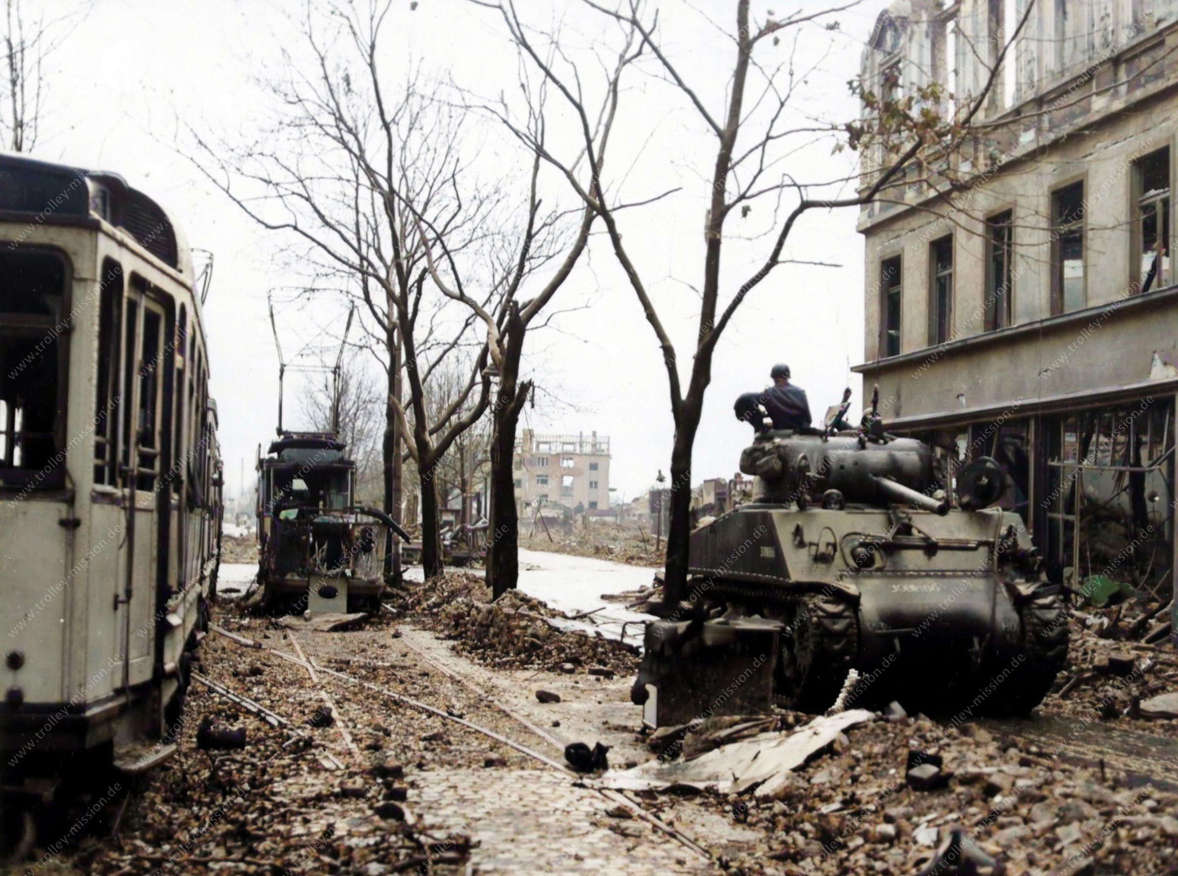 Kriegsbild Köln 1945 - Zerstörte Straßenbahnen und Panzer der US-Armee auf dem Ehrenfeldgürtel