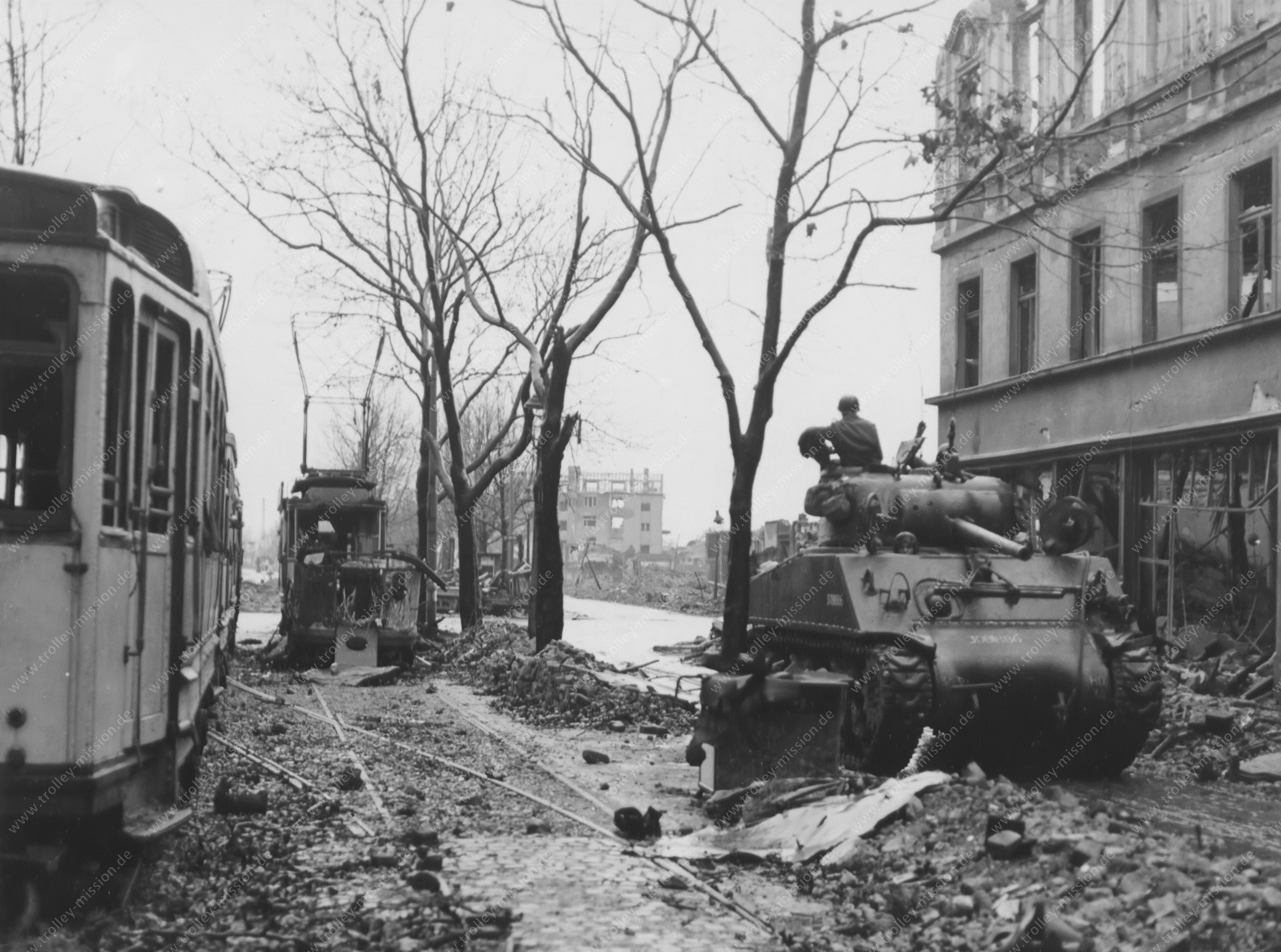 Zerstörte Straßenbahnen und Panzer der US-Armee auf dem Ehrenfeldgürtel in Köln