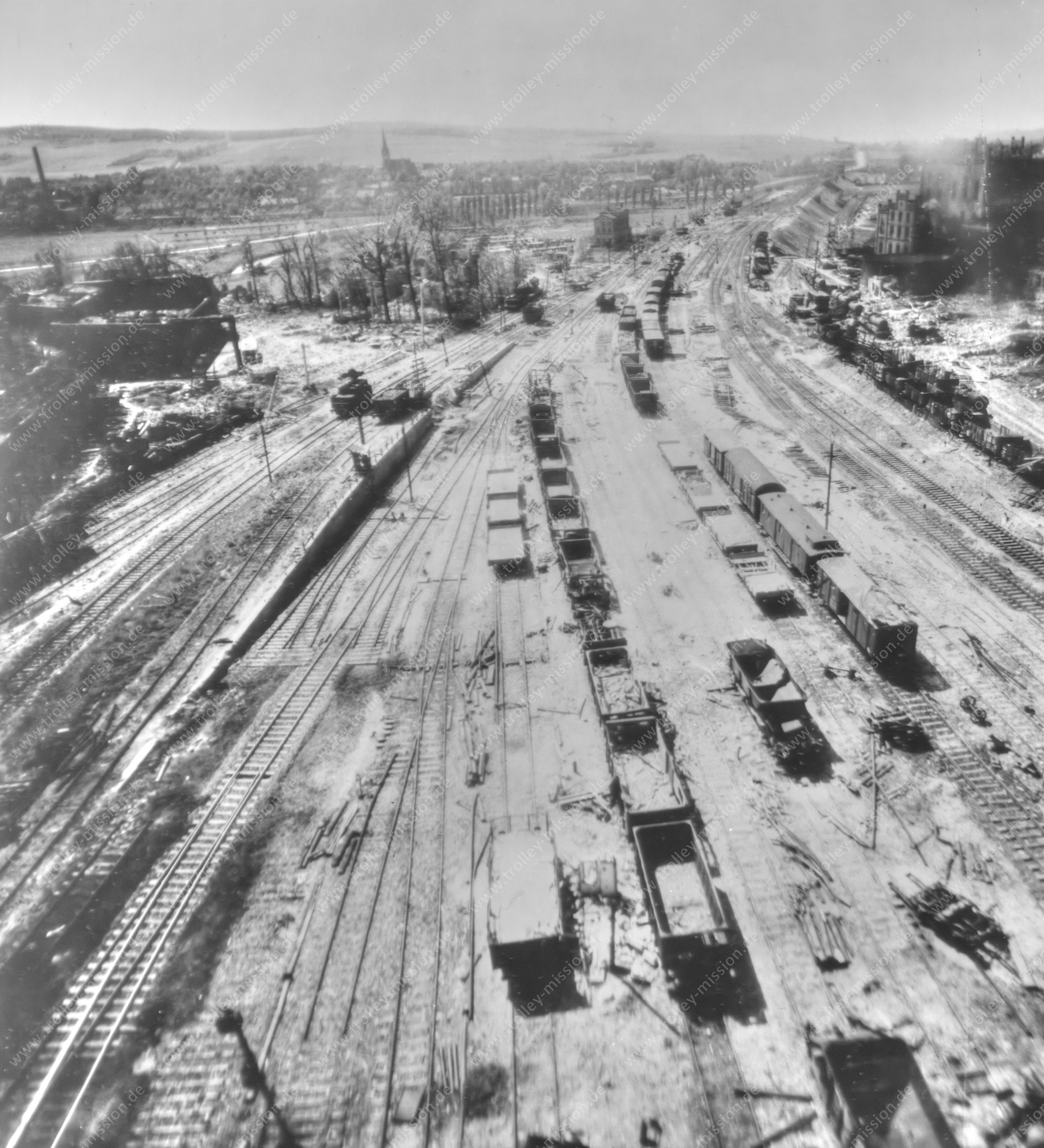 Luftaufnahme Eisenbahngleise zur Fünfbogenbrücke in Hildesheim 1945