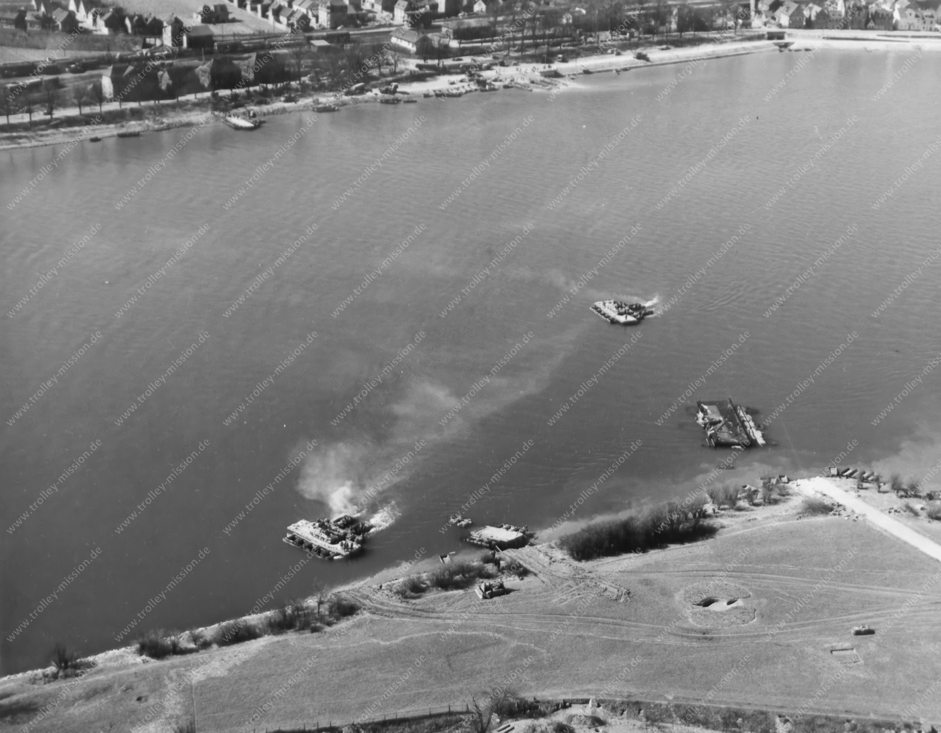 Rheinüberquerung bei Nierstein 1945 - US Armee setzt mit Schwimmbrücken über den Rhein