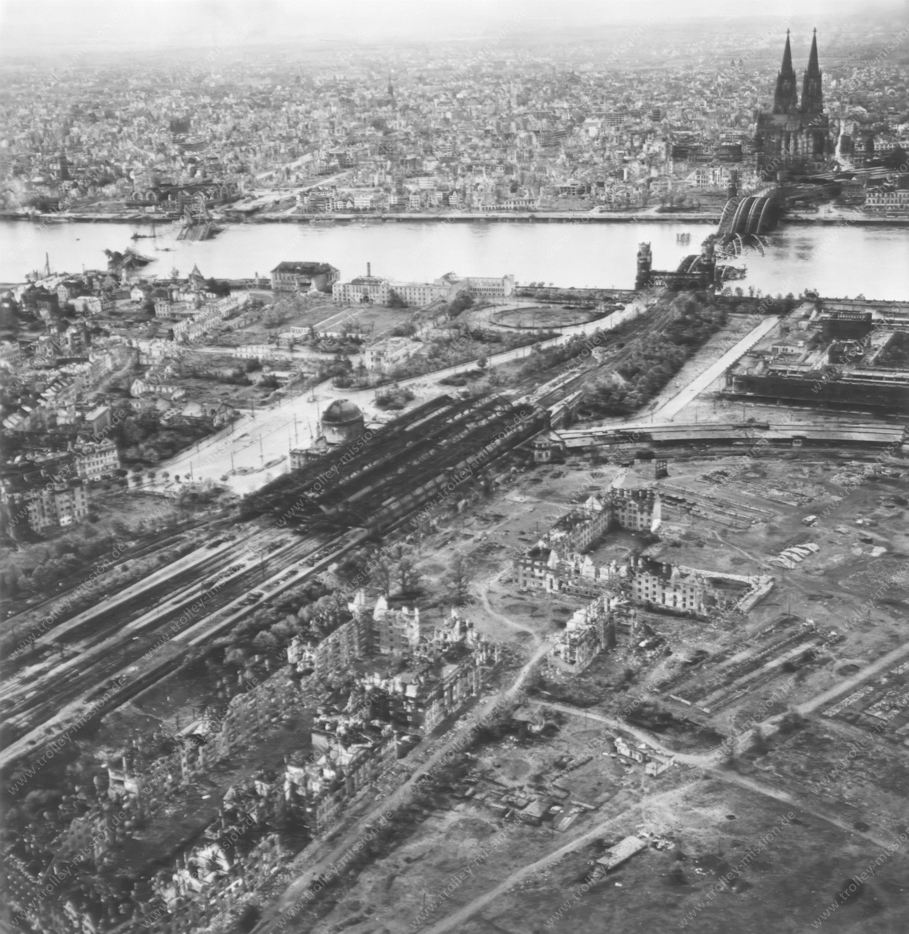 Köln Bahnhof Messe/Deutz sowie Hindenburgbrücke und Kölner Dom
