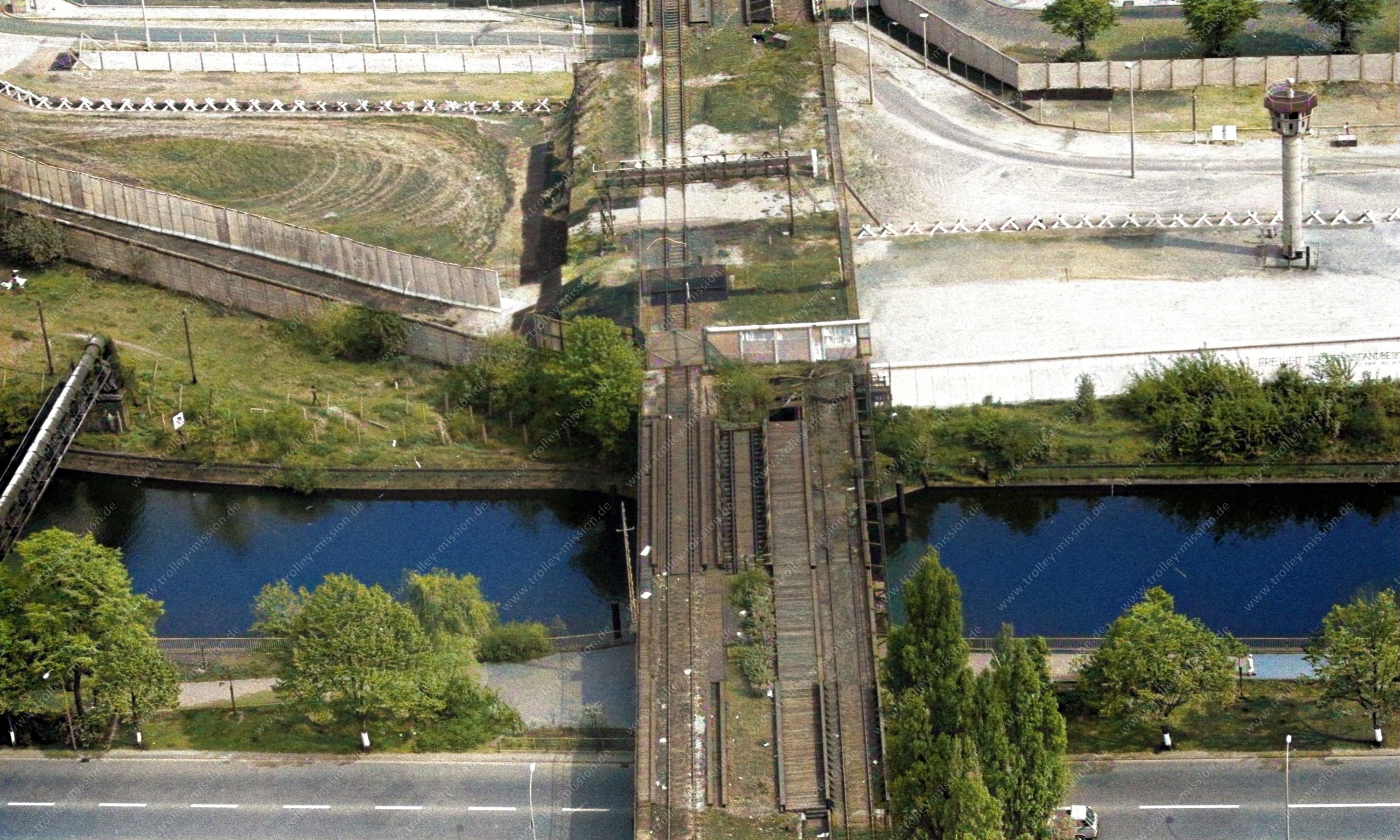 Das Luftbild, das am 12. Mai 1982 aufgenommen wurde, zeigt die alte Eisenbahnbrücke, die sogenannte Görlitzer Brücke, über den Landwehrkanal zwischen dem Görlitzer Ufer in Berlin-Kreuzberg (unten) und dem Wiesenufer in Berlin-Treptow (oben).
