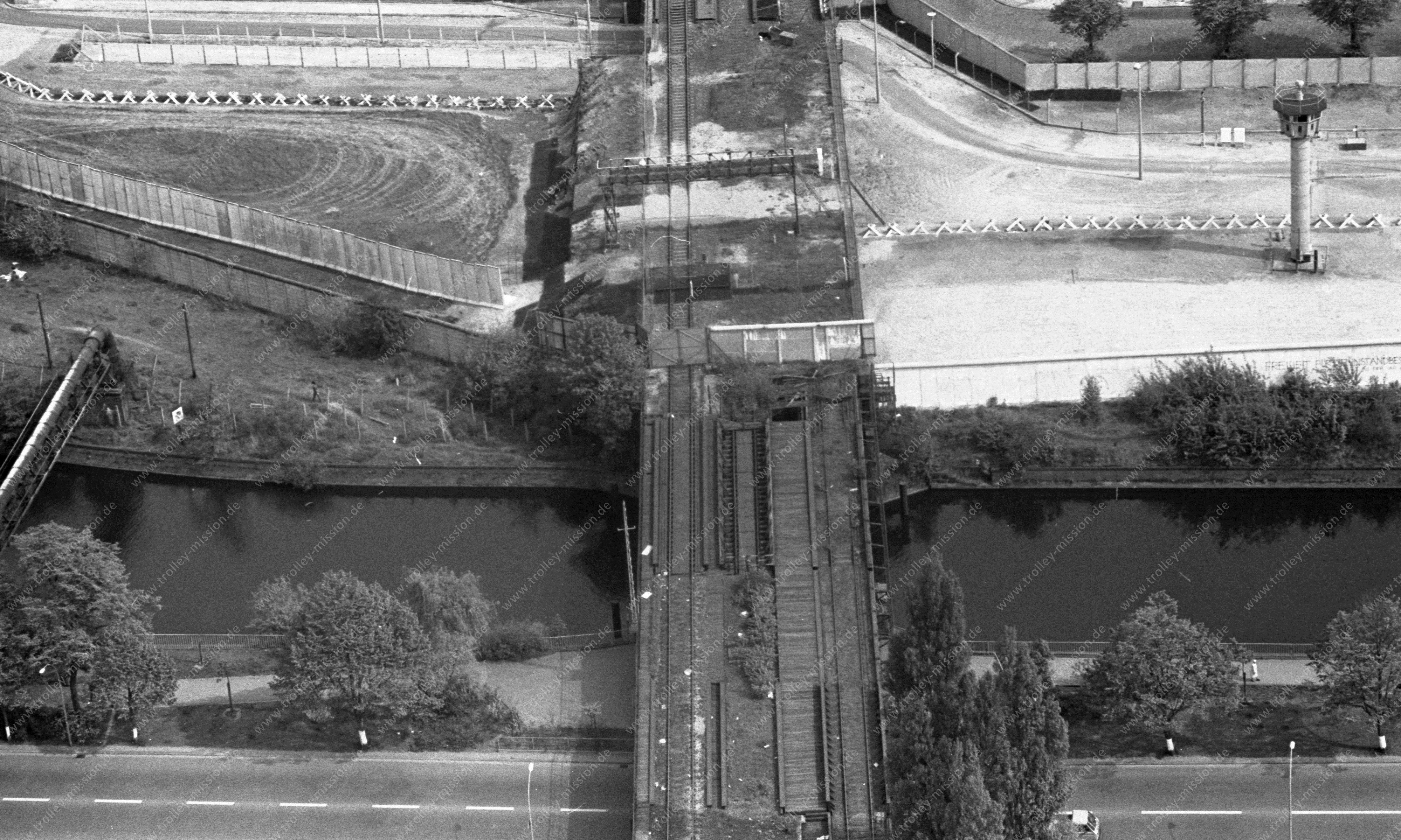 Luftbild der alten Eisenbahnbrücke (Görlitzer Brücke) über den Landwehrkanal zwischen dem Görlitzer Ufer in Berlin-Kreuzberg und dem Wiesenufer in Berlin-Treptow vom 12. Mai 1982