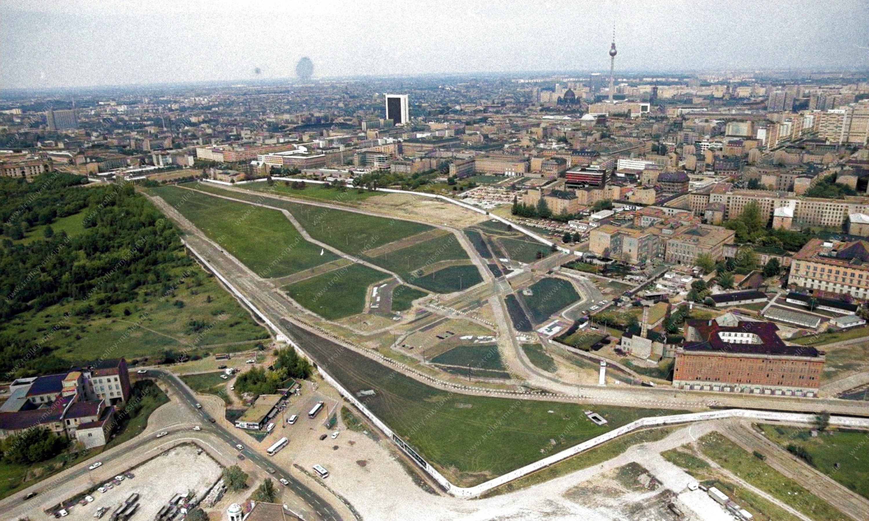 Die Luftaufnahme dokumentiert ein schlimmes Bild der ehemaligen deutsch-deutschen Grenze am 12. Mai 1982, nämlich den riesig großen Grenzstreifen und die Berliner Mauer am Potsdamer Platz.