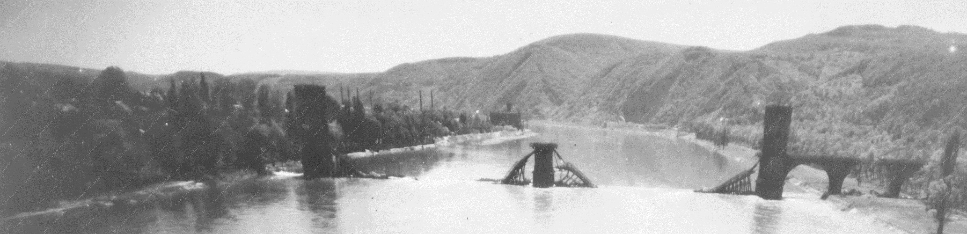 Foto aus dem Zweiten Weltkrieg - Horchheimer Eisenbahnbrücke mit Löhnberger Mühle und Kühkopf Berg bei Koblenz