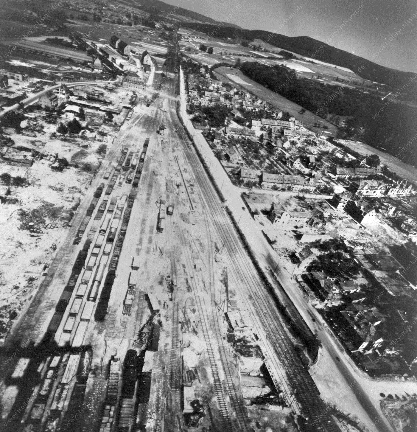 Luftaufnahme der Main-Spessart-Bahn in Aschaffenburg entlang der Goldbacher Straße im Zweiten Weltkrieg