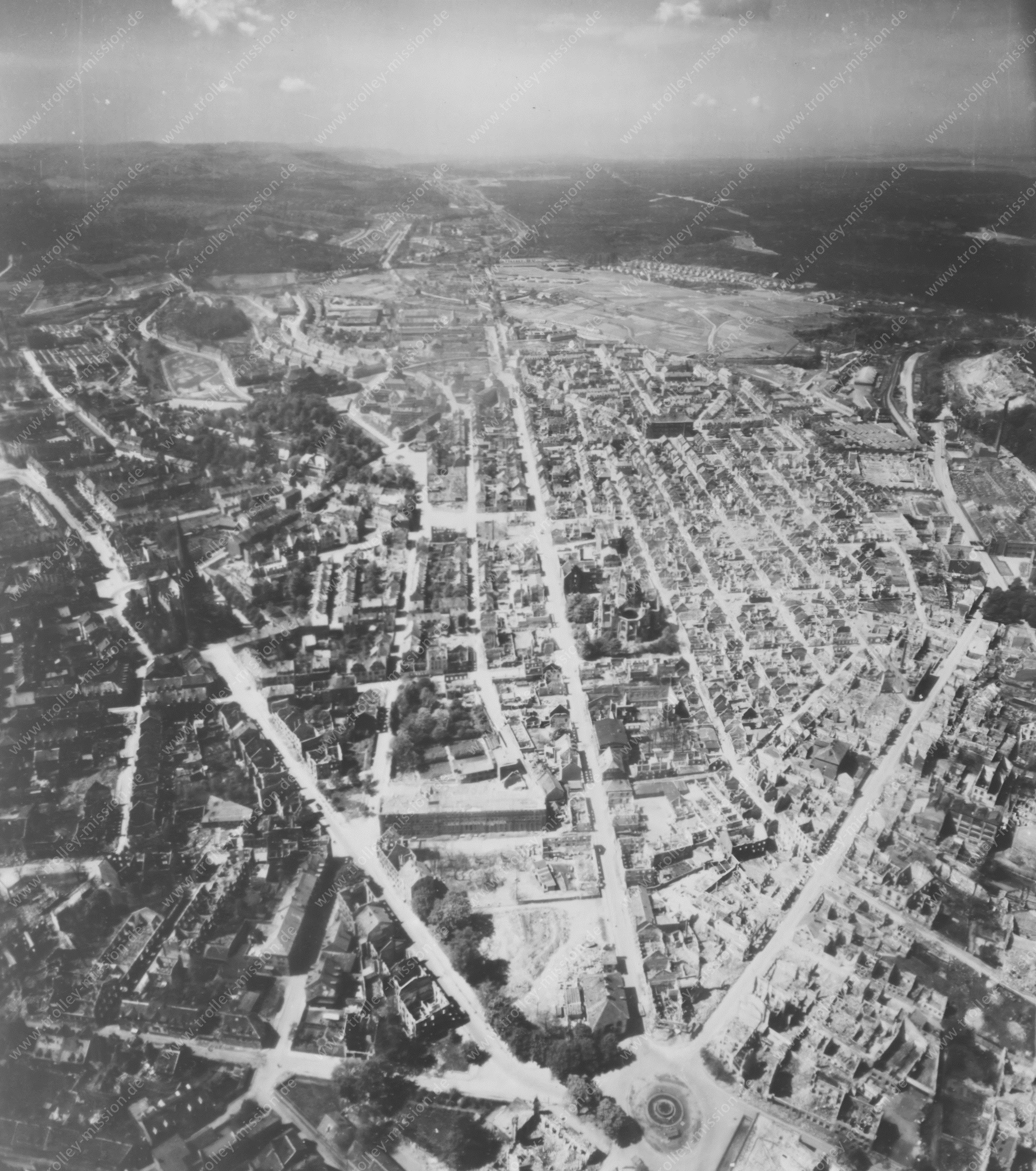 Kaiserslautern 1945 - Luftbild Apostelkirche und Marienkirche sowie Franziskus Gymnasium und Fackelrondell