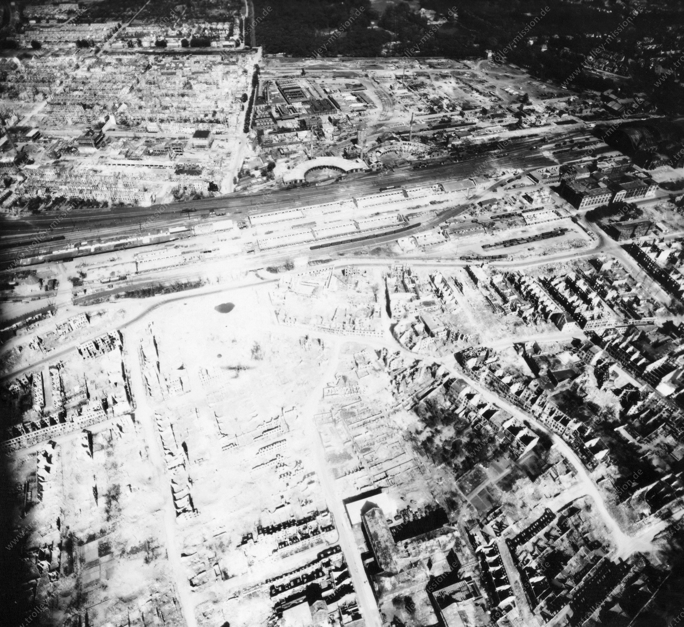 Luftaufnahme Bremen 1945 – Hauptbahnhof und Übersee-Museum – Hochbunker (Luftschutzturm und Wasserturm) der Deutschen Reichsbahn 